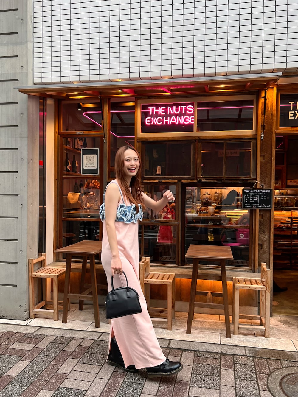 「デートコーデ、ワンピース、淡色コーデ、きれいめカジュアル、レイヤードスタイル、デニム、夏コーデ、韓国ファッション、お出かけコーデ、ピンクコーデ、デニムコーデ、ドクターマーチン」｜「BONLECILLの2way フェイクレザー コンパクトボストン ショルダーバッグ（ボストンバッグ、ブラック系）」を使った、maiさん（骨格ウェーブ・レディース・162cm）の夏コーディネートの2枚目の写真