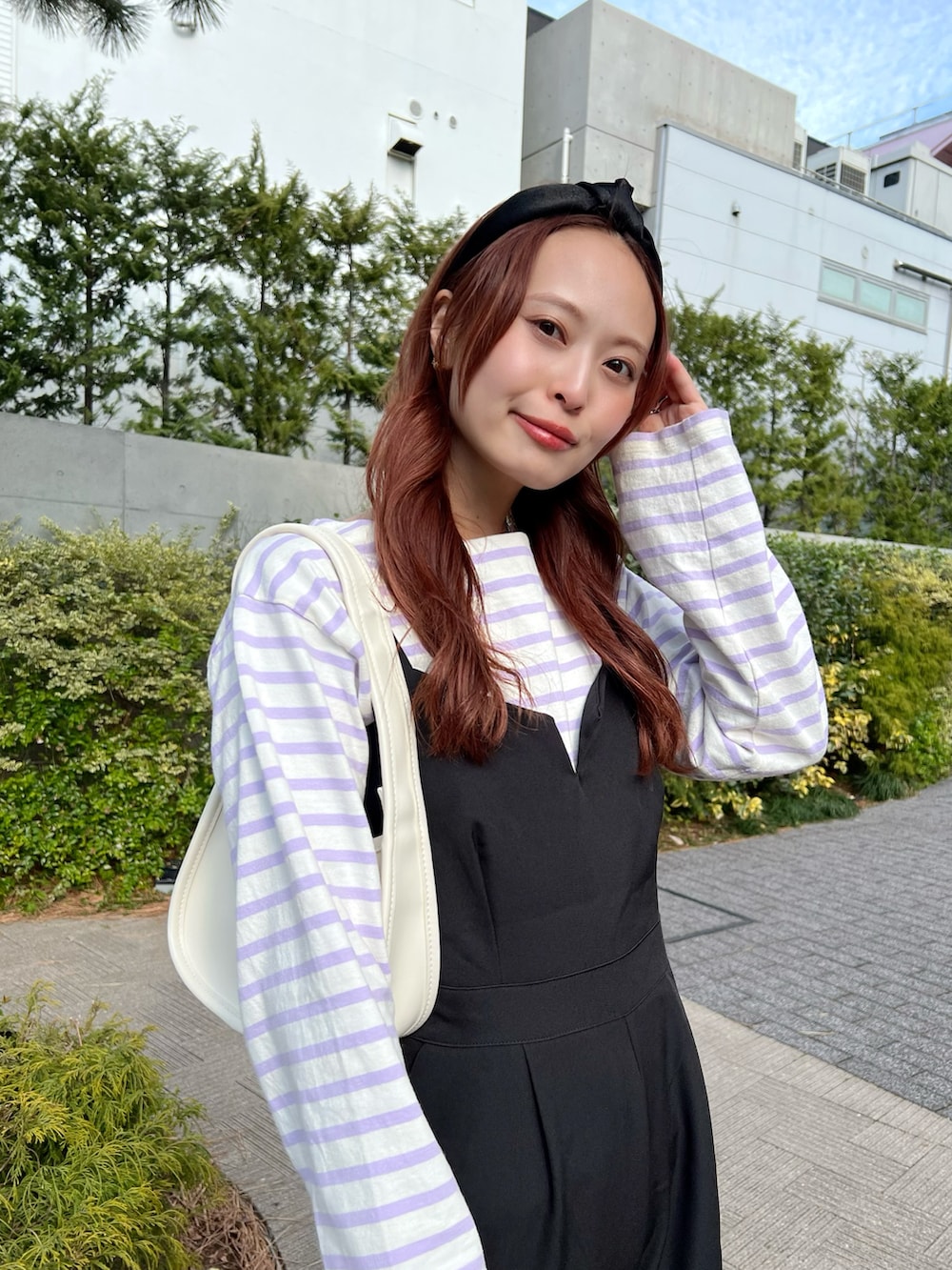 「今日のコスメと服、レイヤードスタイル、淡色コーデ、春色、休日スタイル、デートコーデ、ボーダー、ボーダートップス、春コーデ、サロペット、バレエシューズ、春のおしゃ見えテクニック、カジュアルコーデ」｜「DISCOATのバスクボーダーロングスリーブ（Tシャツ/カットソー、パープル系）」を使った、maiさん（レディース・162cm）の冬コーディネートの2枚目の写真
