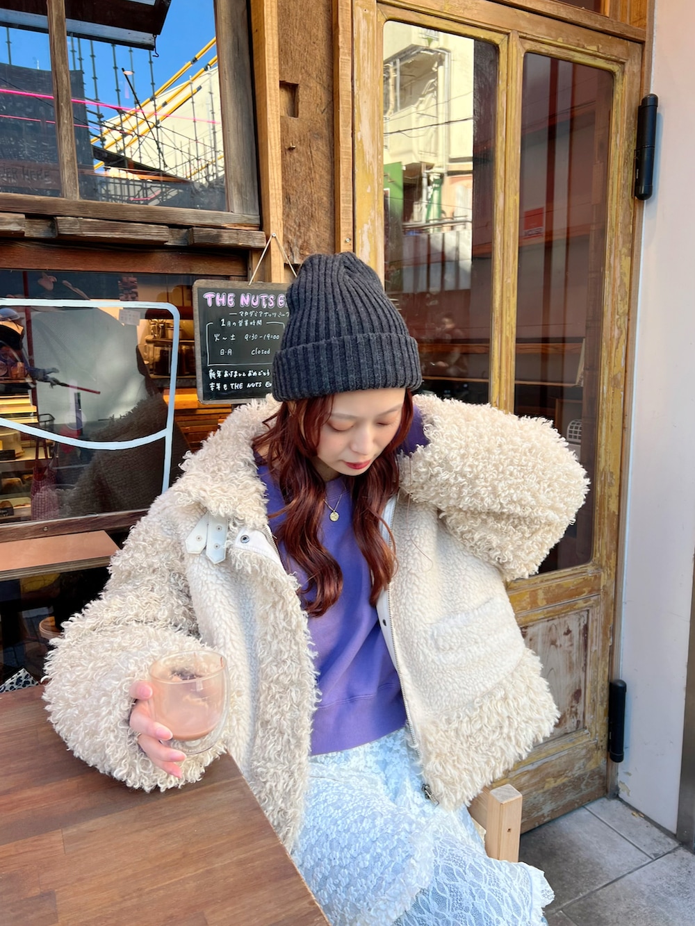 「モノトーン、春色、きれいめカジュアル、休日スタイル、デニム、デニムパンツ、レイヤードスタイル、レイヤード、ニット帽」｜「Jeudiのギャザーハンドル2WAYカラーバッグ（ハンドバッグ、ブラック系）」を使った、maiさん（レディース・162cm）の春コーディネートの3枚目の写真
