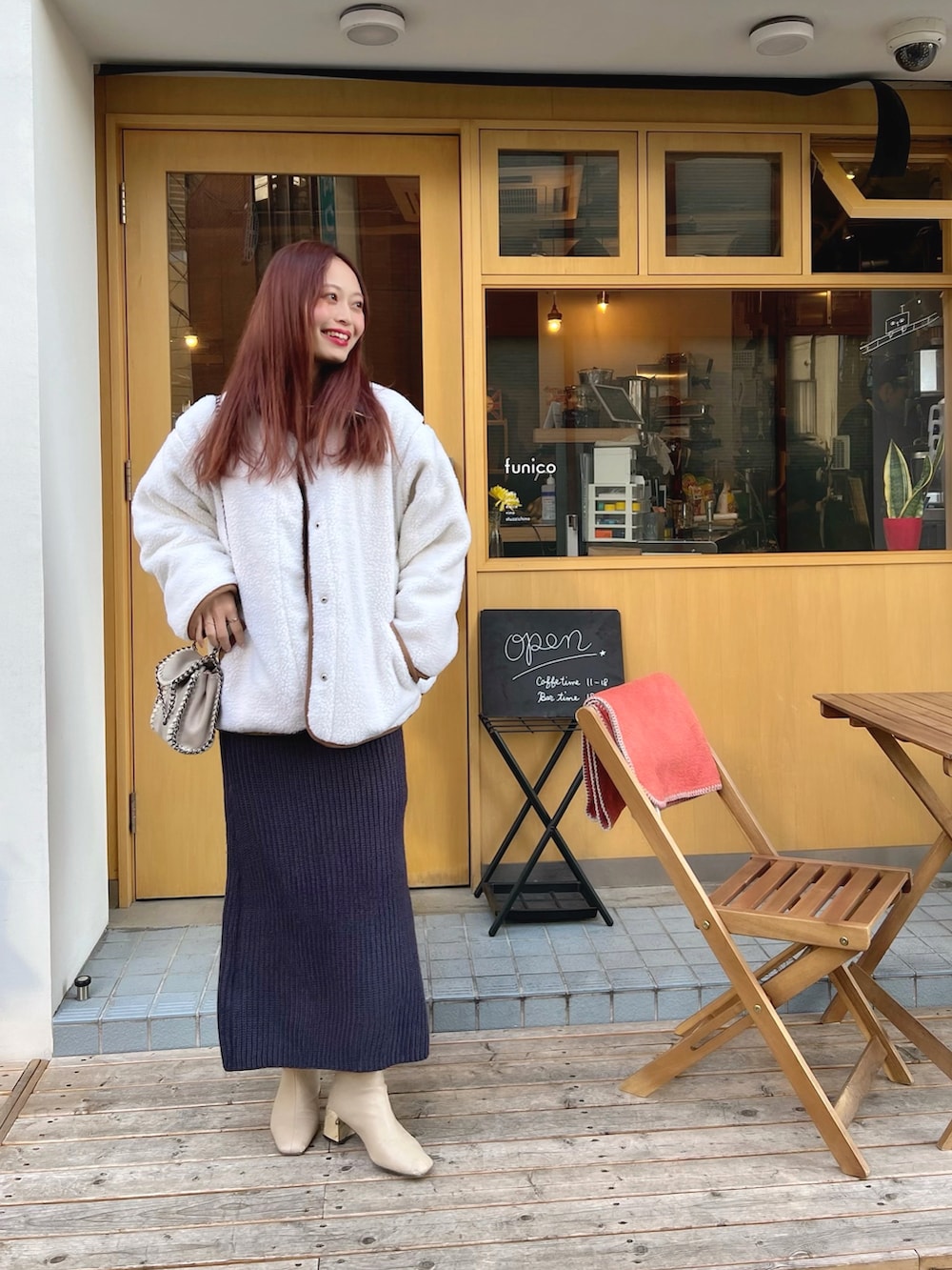 「私の推しブランド、大人コーデ、ハーフジップ、ニットワンピース、シンプルコーデ、キルティングジャケット、タートルネック、きれいめカジュアル、ボアジャケット、ニット、ブーツ、プチプラ、ほめられ本命コーデ、韓国ファッション、セットアップ」｜「ECRIREの【TOMOコラボ】ボア×キルティングリバーシブル２WAYジャケット（ブルゾン、ホワイト系）」を使った、maiさん（レディース・162cm）の冬コーディネートの2枚目の写真
