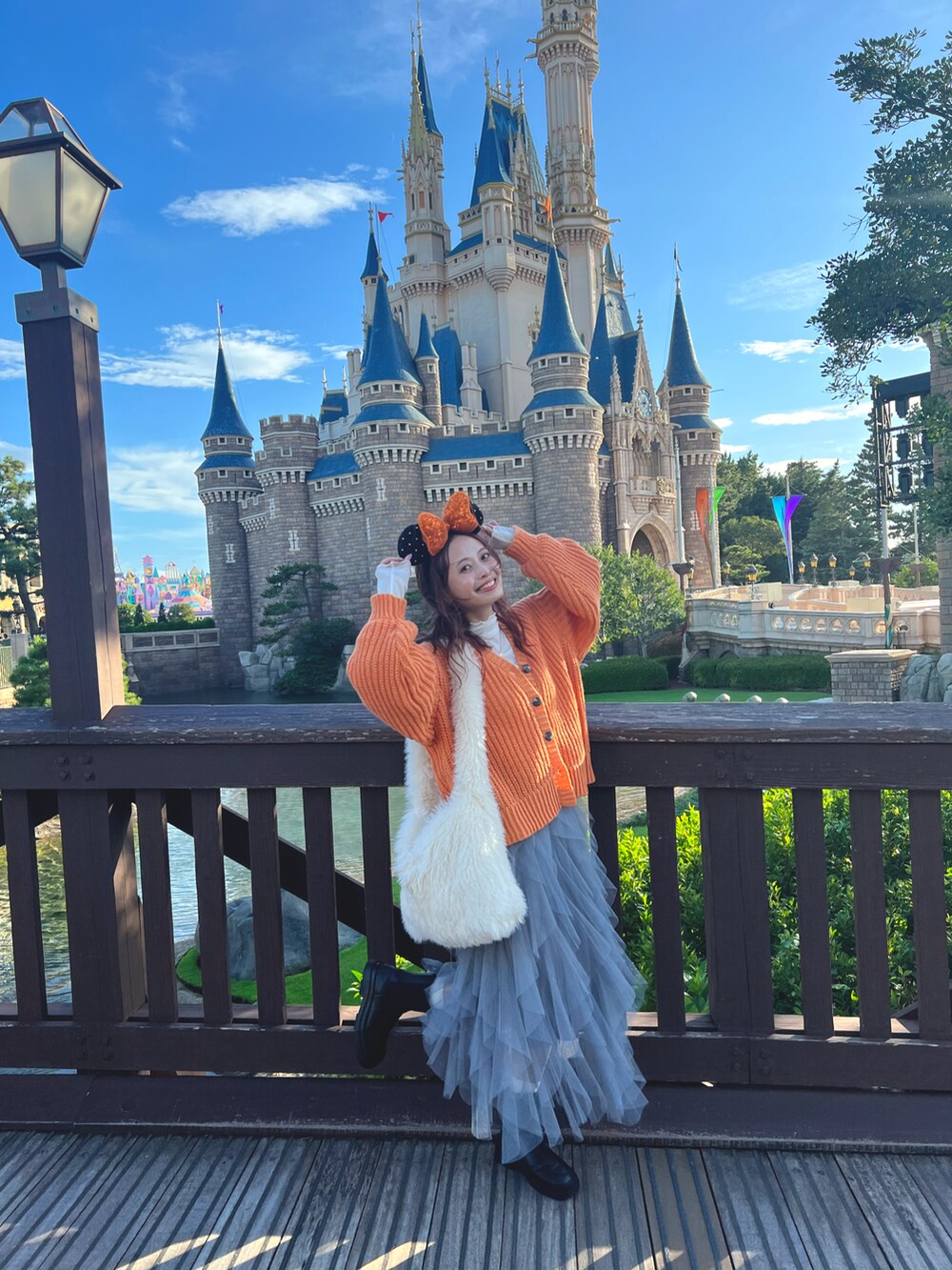 ホワイト系のショルダーバッグ、ブラック系のブーツを着用したレディースの秋コーディネートの3枚目の写真