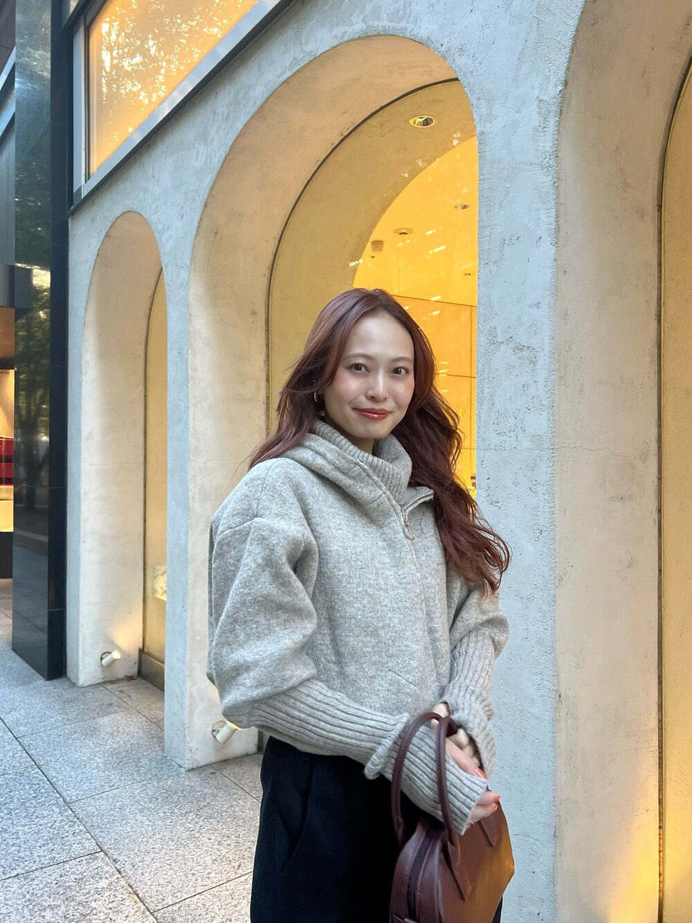 「今日のコスメと服、タートルネック、休日スタイル、マイベストコーデ2023、お出かけコーデ、コート、きれいめカジュアル、ロングスカート、淡色コーデ、ブーツ、冬コーデ」|「GUのアイテム(スカート、ブラック系)」を使った、maiさん(レディース・162cm)の冬コーディネートの2枚目の写真