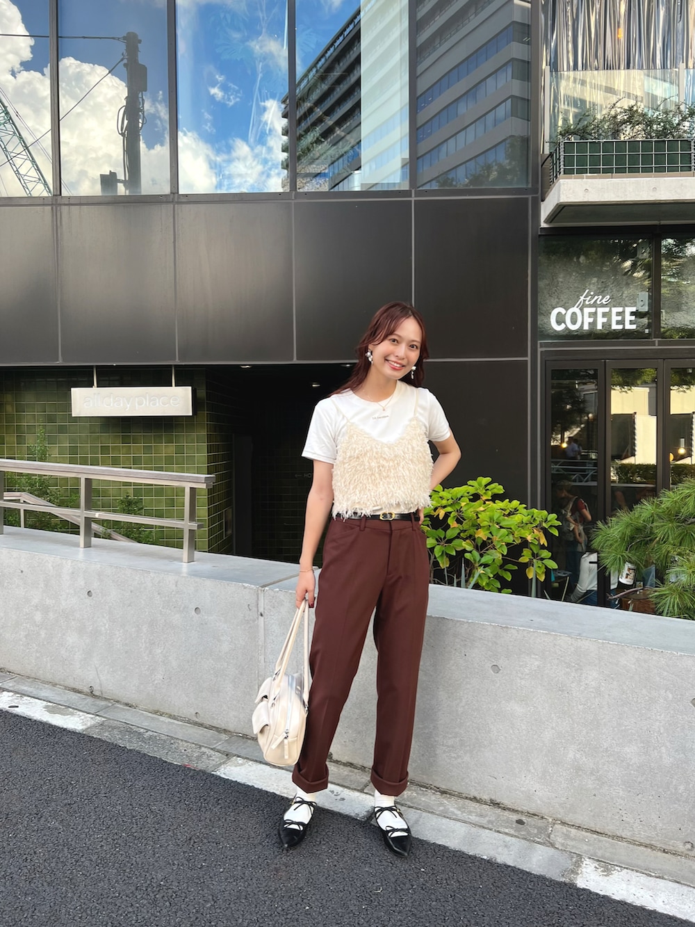 「秋っぽコーデ更新中、休日スタイル、秋コーデ、レイヤードスタイル、Tシャツ、骨格ウェーブ、イエベ秋、きれいめカジュアル、カジュアル、靴下チラ見せ」｜「EVOLの【EVOL】ダブルリボンパンプス IW5362（パンプス、ブラック系）」を使った、maiさん（レディース・162cm）の秋コーディネートの2枚目の写真