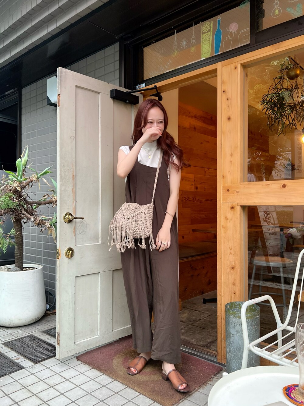 「このスタイルがお気に入り、今日のコスメと服、キャミワンピ、お出かけコーデ、きれいめカジュアル、ショルダーバッグ、モノトーン、夏コーデ、休日スタイル、プチプラ、かごバッグ、サロペット、アツいコーデ全部見せ」｜「MURUAのデザインリブタンク（ニット/セーター、ホワイト系）」を使った、maiさん（レディース・162cm）の夏コーディネートの3枚目の写真