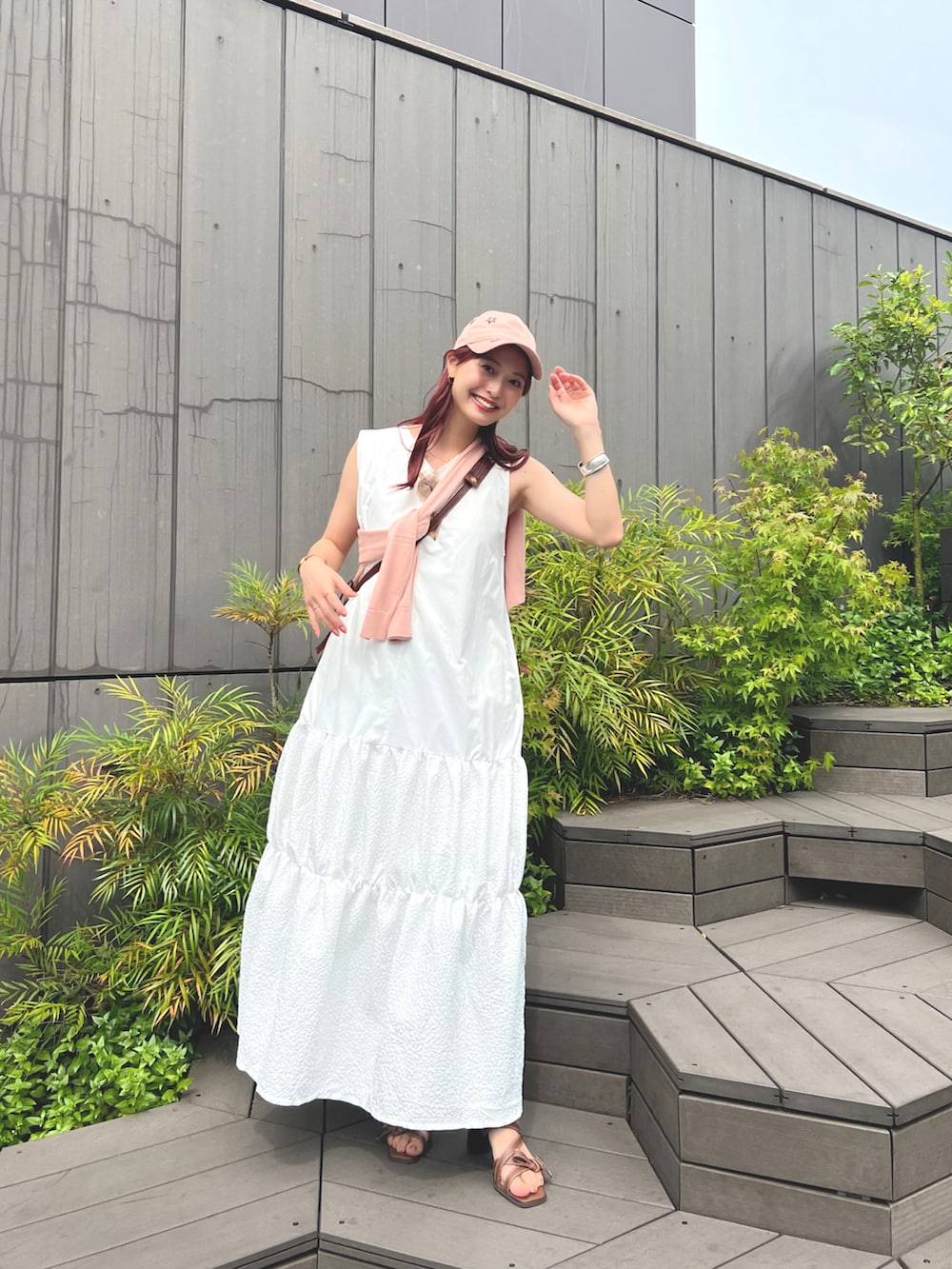 ブラウン系のバッグ、ホワイト系のワンピース、ブラウン系のサンダルを着用したレディースの夏コーディネートの3枚目の写真