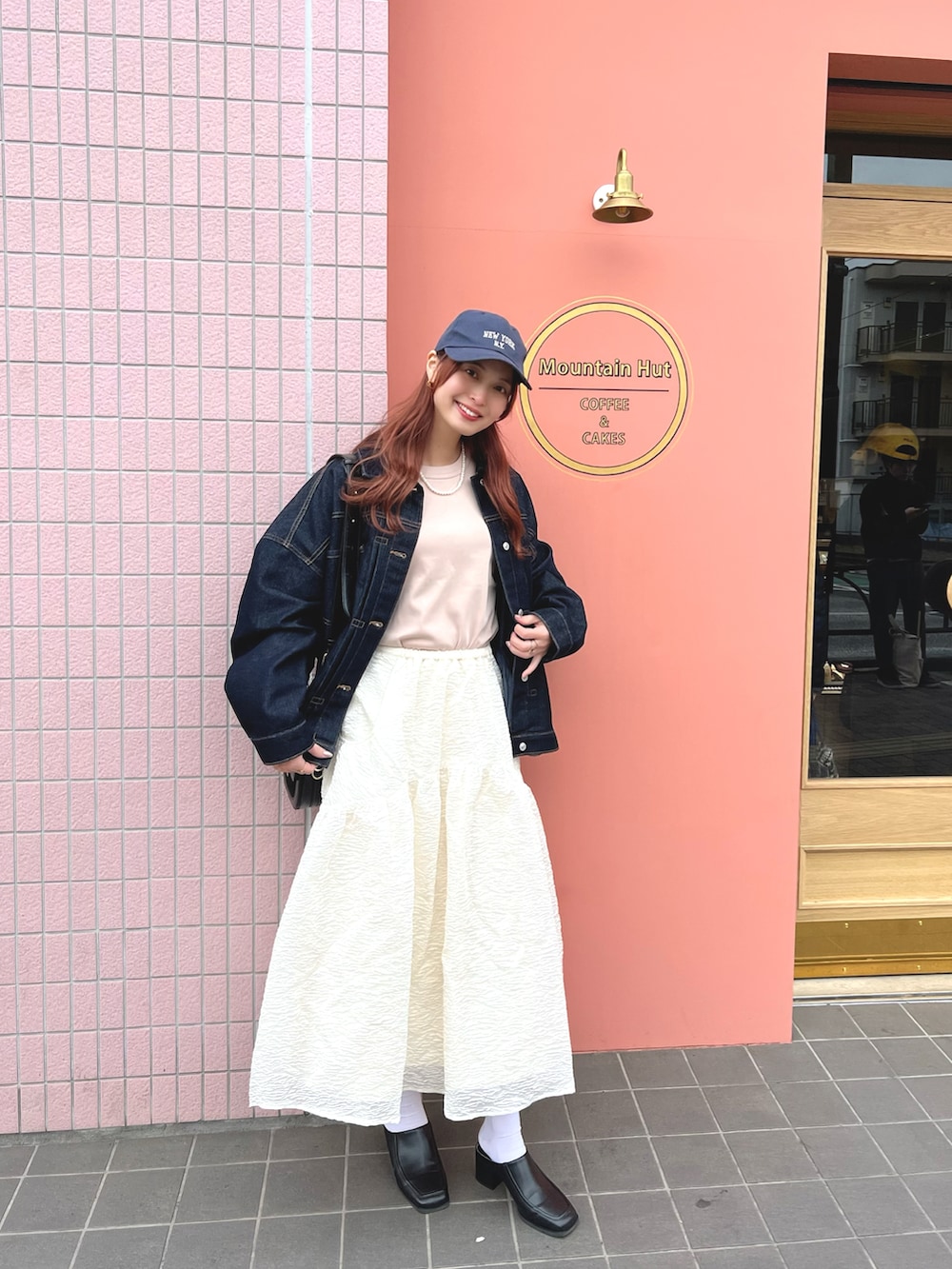 「春のNewスタイル、お出かけコーデ、ジャケットスタイル、ピンク、シンプルコーデ、デニム、デニムジャケット、春アウター、大人カジュアル、春色、スカート、きれいめカジュアル」|「BONLECILLのルーズデニムジャケット/Gジャン(デニムジャケット、ブルー系)」を使った、maiさん(レディース・162cm)の春コーディネートの4枚目の写真