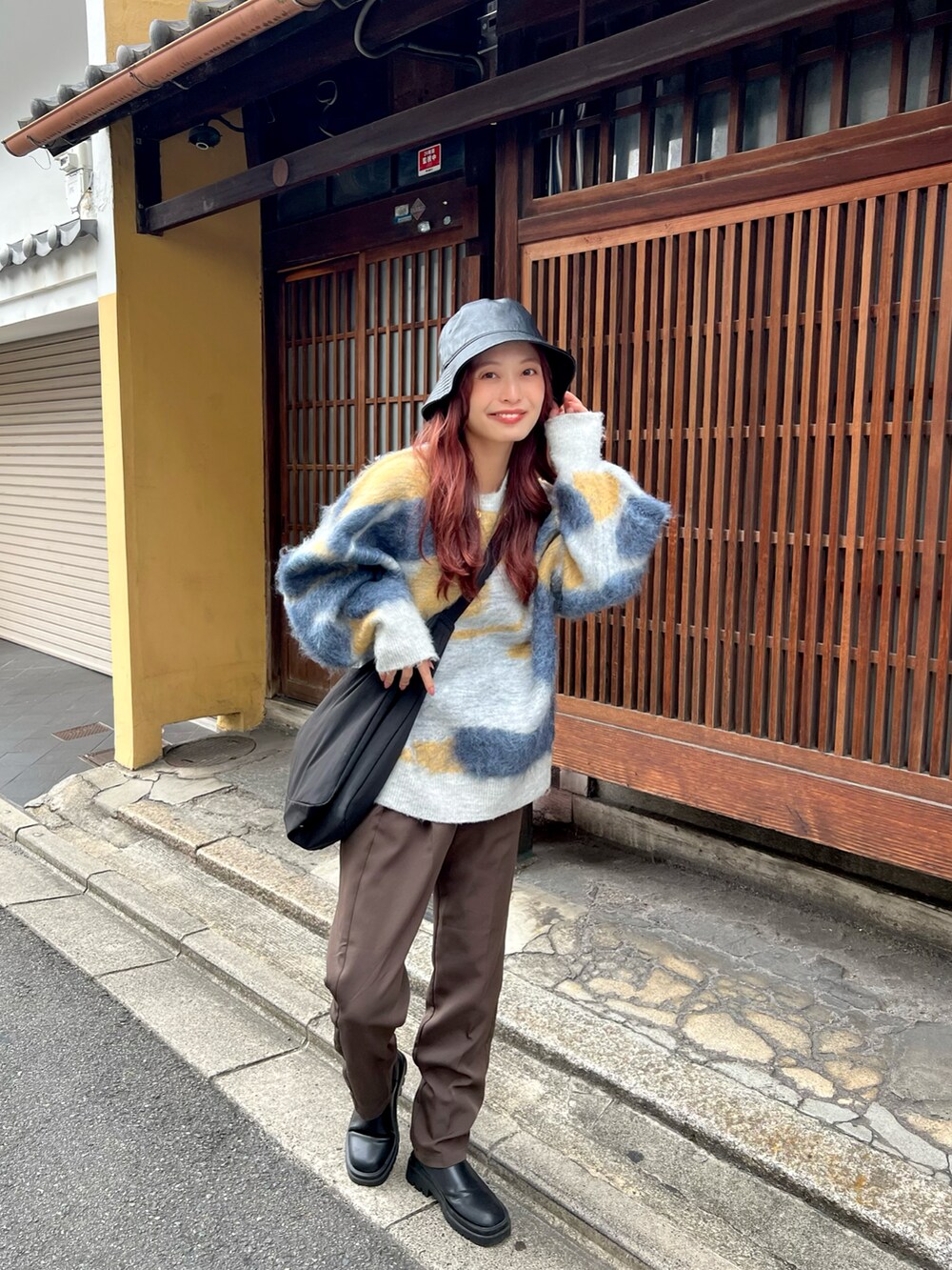 「秋服まるっと大公開、ブーツ、ニット、きれいめカジュアル、休日スタイル、ブラウン、お出かけコーデ、バケットハット、シンプルコーデ、カジュアルコーデ、今日のコスメと服」|「Ungridの【井桁弘恵さん着用アイテム】シャギージャカードニット(ニット/セーター、ブルー系)」を使った、maiさん(レディース・162cm)の秋コーディネートの3枚目の写真
