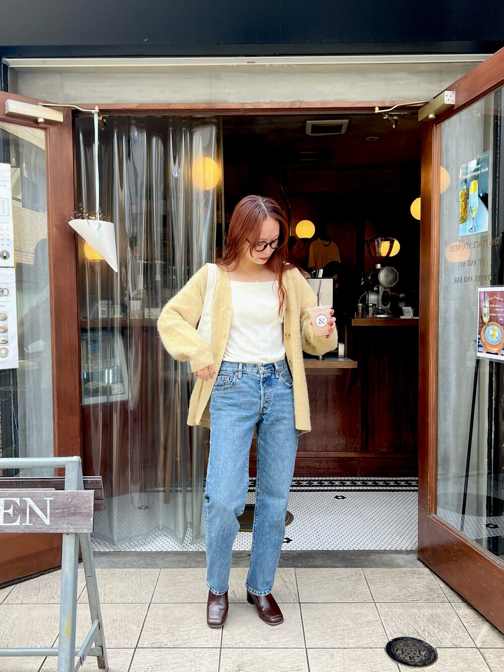 「秋服まるっと大公開、秋コーデ、ブーツ、お出かけコーデ、カーディガン、シンプルコーデ、メガネ女子、ブラウン、休日スタイル、デニム、きれいめカジュアル、Ungrid、今日のコスメと服、重ね着ベストシーズン」|「Ungridの【WEB限定】カラールーズニットカーデ(カーディガン/ボレロ、イエロー系)」を使った、maiさん(レディース・162cm)の秋コーディネートの3枚目の写真
