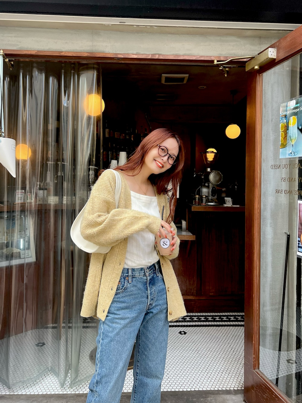 「秋服まるっと大公開、秋コーデ、ブーツ、お出かけコーデ、カーディガン、シンプルコーデ、メガネ女子、ブラウン、休日スタイル、デニム、きれいめカジュアル、Ungrid、今日のコスメと服、重ね着ベストシーズン」|「Ungridの【WEB限定】カラールーズニットカーデ(カーディガン/ボレロ、イエロー系)」を使った、maiさん(レディース・162cm)の秋コーディネートの2枚目の写真