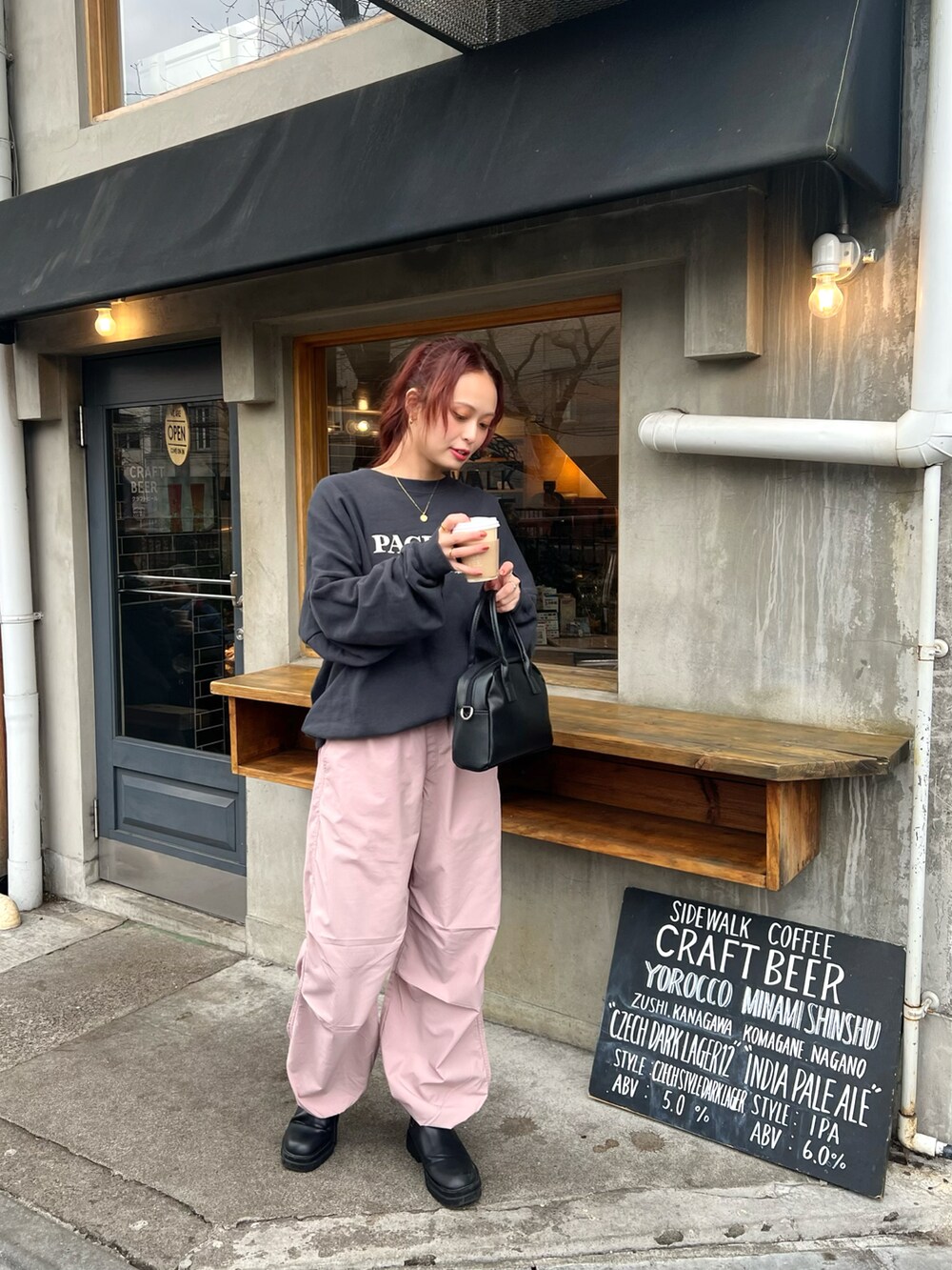 「お出かけコーデ、パラシュートパンツ、デートコーデ、プチプラ、シンプルコーデ、ブーツ、スウェット、サイドゴアブーツ、今日のコスメと服、ピンクコーデ」｜「Ungridの【WEB限定】刺繍ロゴルーズスウェット（スウェット、グレー系）」を使った、maiさん（レディース・162cm）の冬コーディネートの3枚目の写真