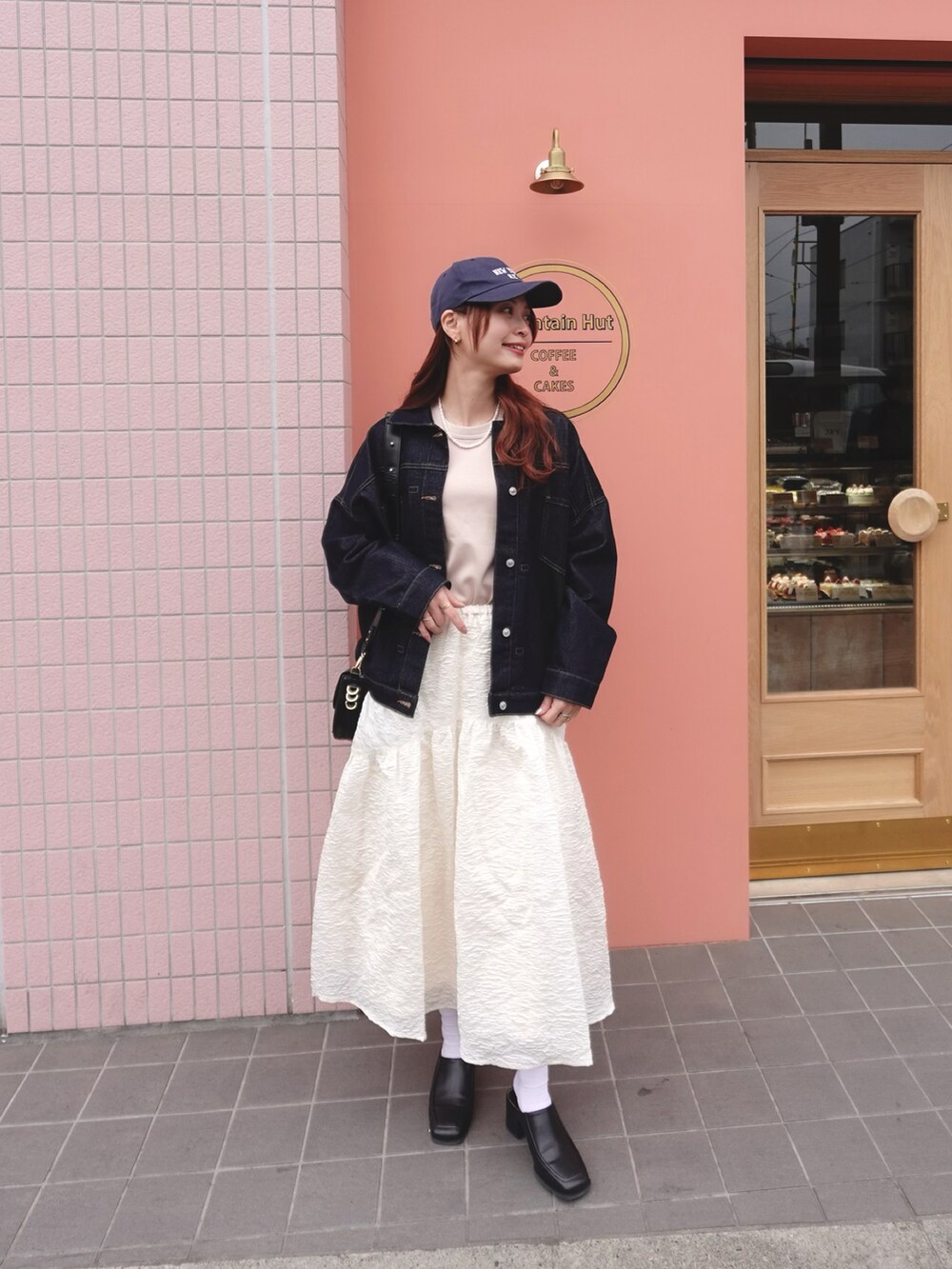 「春のNewスタイル、お出かけコーデ、ジャケットスタイル、ピンク、シンプルコーデ、デニム、デニムジャケット、春アウター、大人カジュアル、春色、スカート、きれいめカジュアル」|「BONLECILLのルーズデニムジャケット/Gジャン(デニムジャケット、ブルー系)」を使った、maiさん(レディース・162cm)の春コーディネートの3枚目の写真
