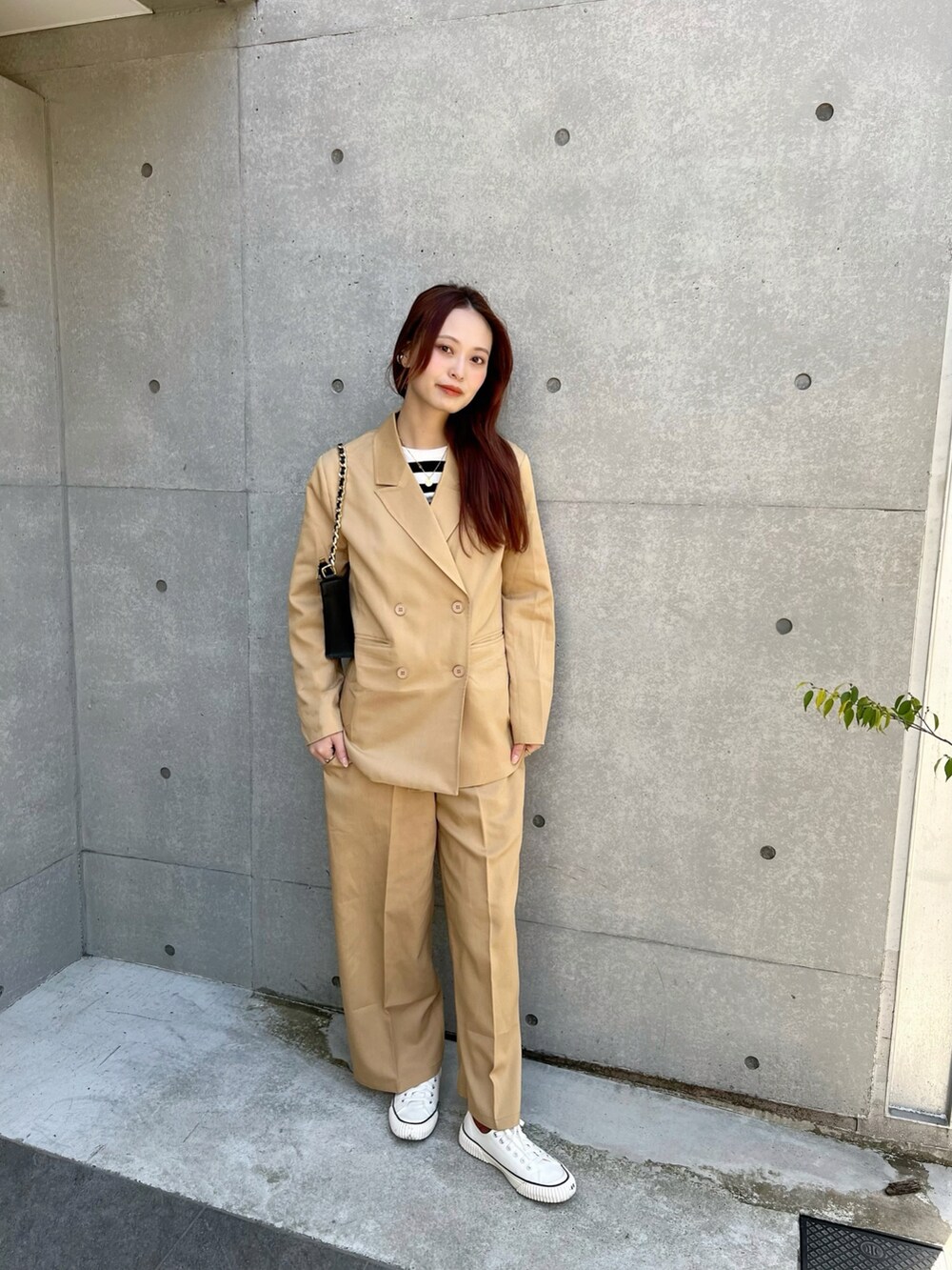 「春服コーデ、キャミワンピ、パステル映える春、ビッグシルエット、春服みてみて、スラックス、休日スタイル、カラーパンツ、セットアップ、春コーデ、白スニーカー、カラーコーデ、いまどきジャケット写真」｜「FILAのフィラ バンパー（スニーカー、ホワイト系）」を使った、maiさん（レディース・162cm）の春コーディネートの3枚目の写真
