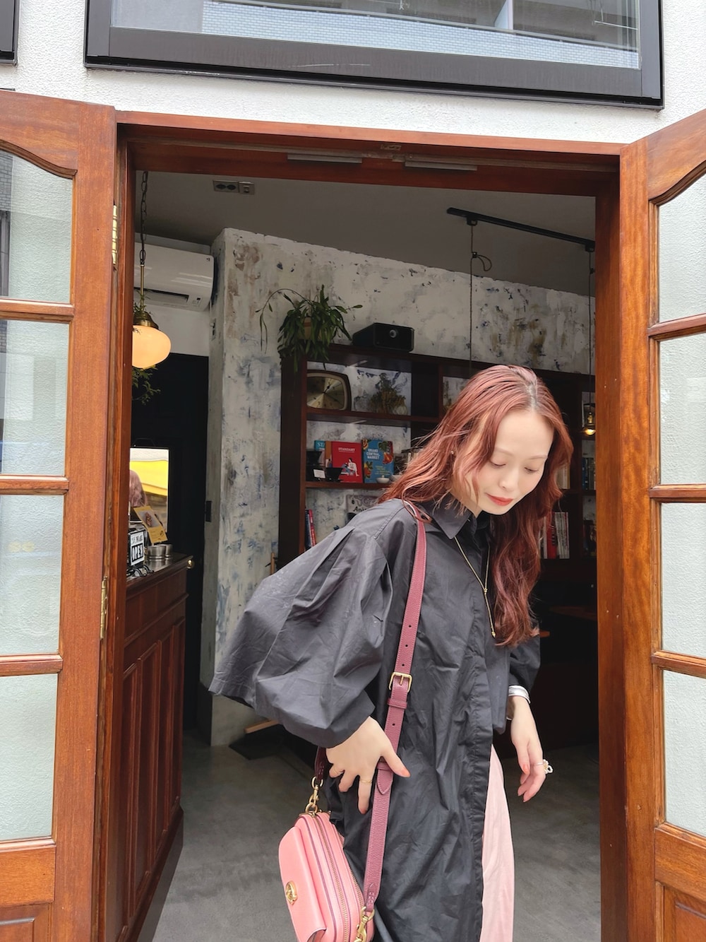 「このスタイルがお気に入り、今日のコスメと服、ミニバッグ、お出かけコーデ、きれいめカジュアル、夏コーデ、休日スタイル、モノトーン、ブラックコーデ、ピンクコーデ、ブラウス」|「CITENの<CITEN>ボリュームスリーブ シャツ(シャツ/ブラウス、ブラック系)」を使った、maiさん(レディース・162cm)の夏コーディネートの4枚目の写真