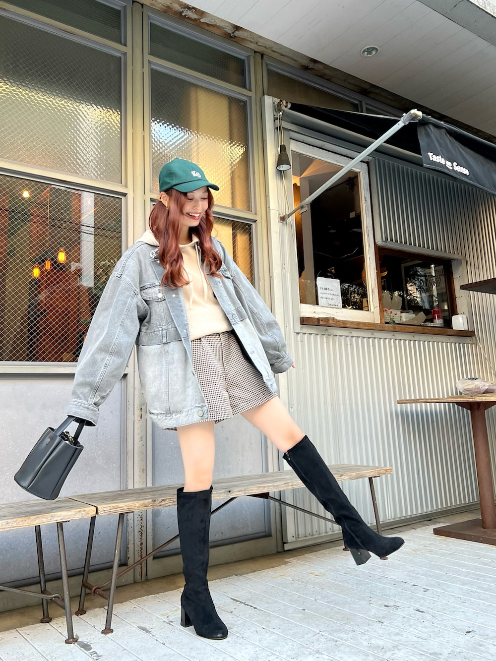 「休日スタイル、韓国ファッション、ショートパンツ、きれいめカジュアル、チェック、ニット、ビッグシルエット、ブーツ、デニム、レイヤードスタイル、キャップ、Ungrid、ロングブーツ、ほめられ本命コーデ、いまどきジャケット写真」｜「Ungridのキャンバスキャップ（キャップ、グリーン系）」を使った、maiさん（レディース・162cm）の冬コーディネートの2枚目の写真