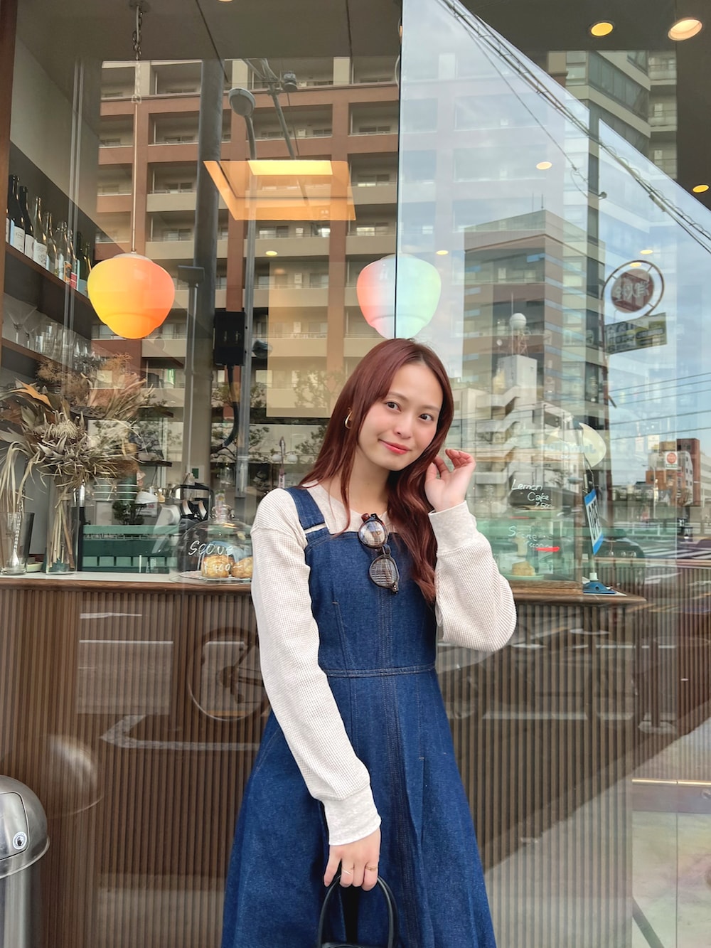 「最近のいい感じコーデ、韓国ファッション、休日スタイル、プチプラ、大人カジュアル、春夏コーデ、淡色コーデ、シンプルコーデ、きれいめカジュアル、お出かけコーデ」｜「BONLECILLの2way フェイクレザー コンパクトボストン ショルダーバッグ（ボストンバッグ、ブラック系）」を使った、maiさん（骨格ウェーブ・レディース・162cm）の春コーディネートの2枚目の写真