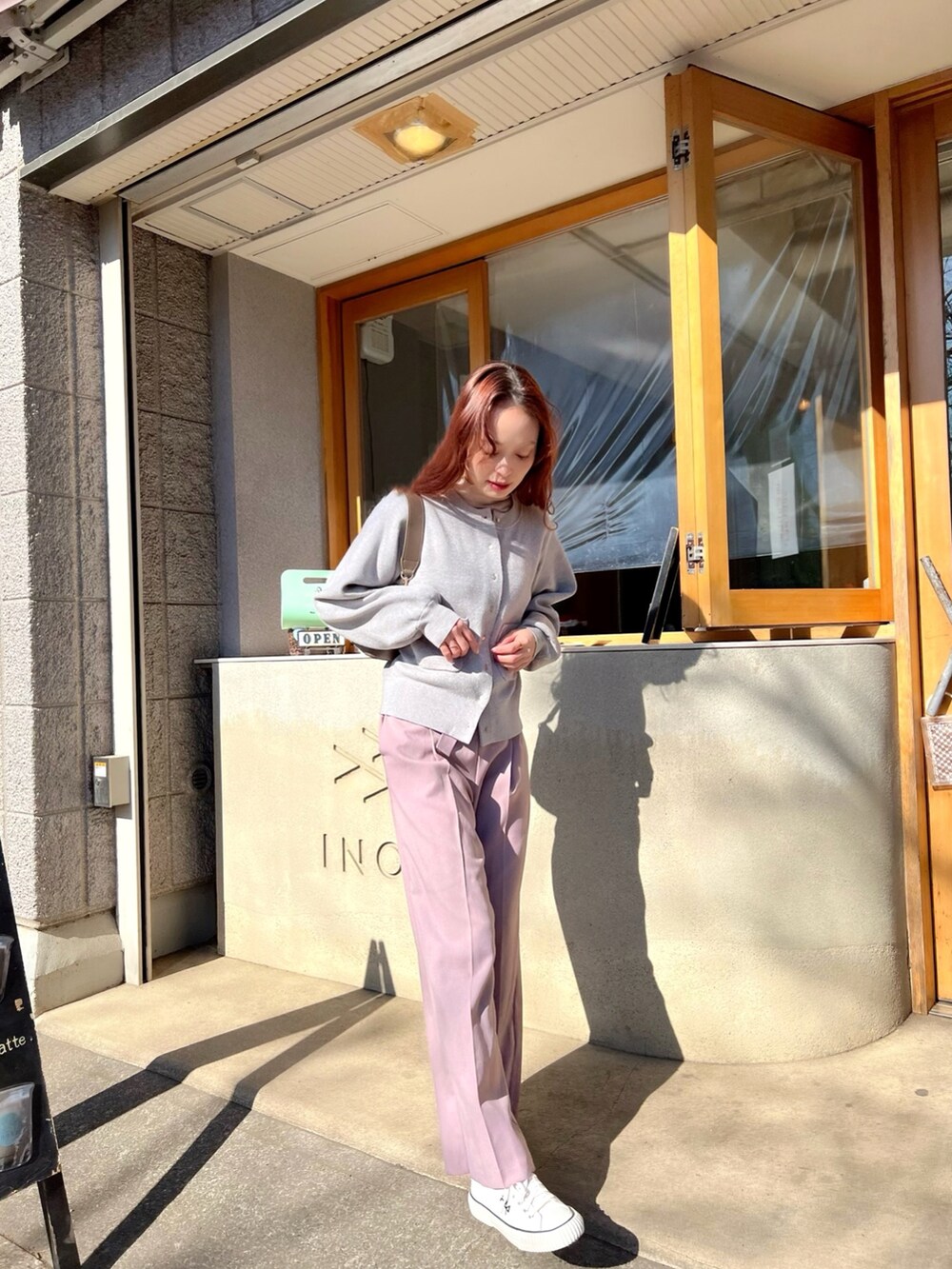 「韓国ファッション、厚底シューズ、レイヤードスタイル、カーディガン、シンプルコーデ、淡色コーデ、きれいめカジュアル、GU、パステル映える春、プチプラ、ピンク、春服デビュー宣言」｜「Kari & liliのsimple knit CD（カーディガン/ボレロ、グレー系）」を使った、maiさん（レディース・162cm）の春コーディネートの2枚目の写真