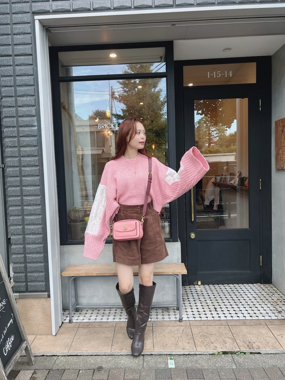 「秋服まるっと大公開、淡色コーデ、秋コーデ、ブーツ、ロングブーツ、ショルダーバッグ、お出かけコーデ、シンプルコーデ、ブラウン、休日スタイル、秋服コーデ、今日のコスメと服」｜「muelchicのアイテム（ニット/セーター、ピンク系）」を使った、maiさん（レディース・162cm）の秋コーディネートの4枚目の写真