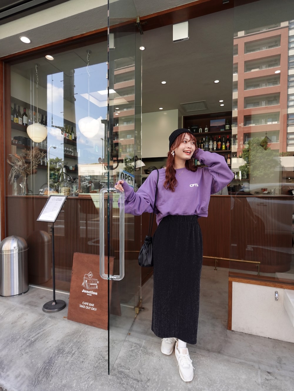 「秋っぽコーデ更新中、秋コーデ、パステルカラー、モノトーン、厚底シューズ、スニーカー、デートコーデ、スウェット、淡色コーデ、テーマパークコーデ、ハロウィン、ニット帽」｜「Ungridのバックプリントショートスウェット（スウェット、パープル系）」を使った、maiさん（レディース・162cm）の秋コーディネートの3枚目の写真