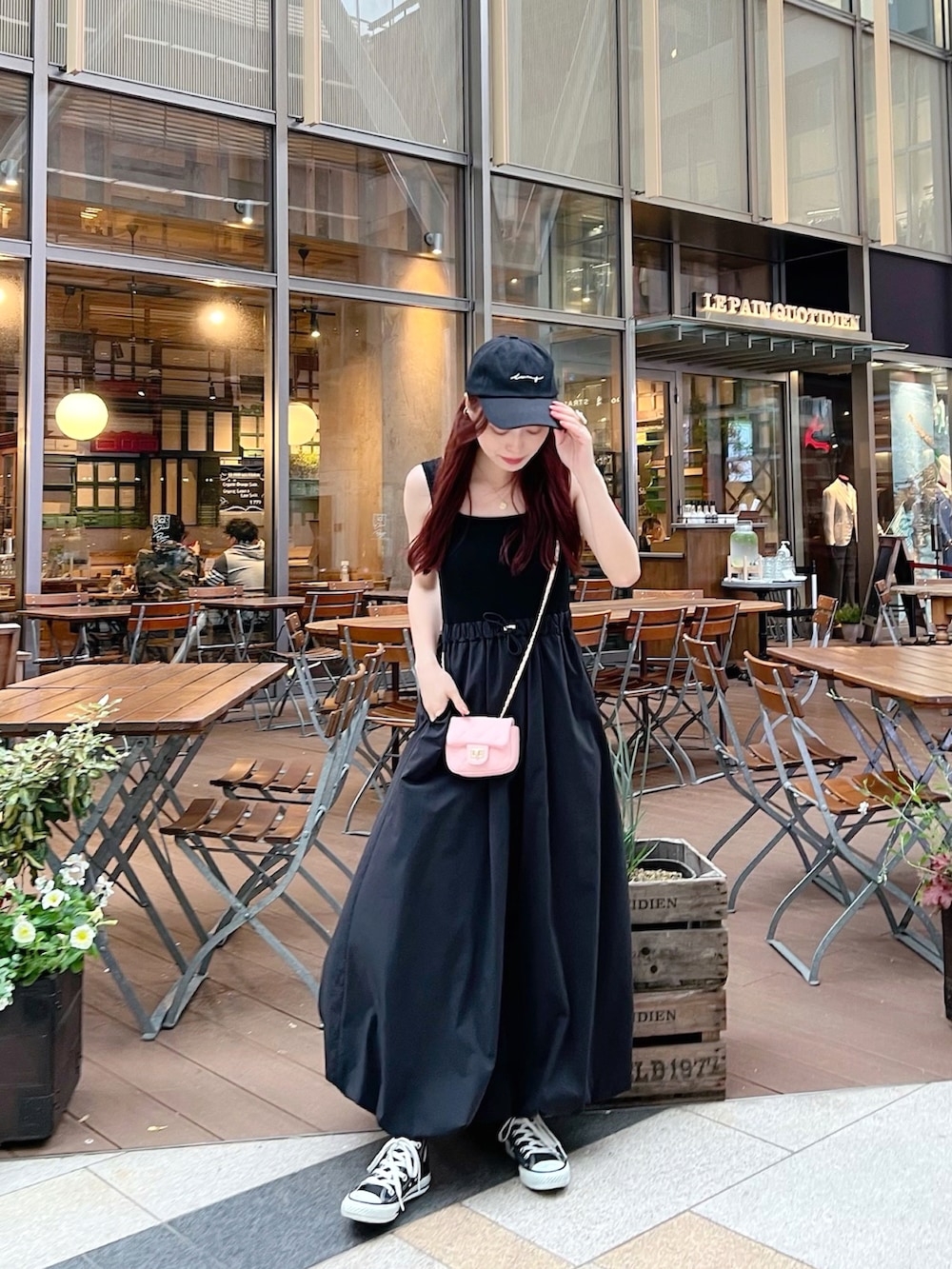 「初夏コーデ、モノトーン、休日スタイル、韓国ファッション、シンプルコーデ、ミニバッグ、キャミワンピ、お出かけコーデ、キャップ、夏のコスメと服、このスタイルがお気に入り、雨の日コーデ、今日のコスメと服、アツいコーデ全部見せ」｜「DISCOATのキルティングミニミニショルダーバッグ（ショルダーバッグ、ピンク系）」を使った、maiさん（レディース・162cm）の夏コーディネートの3枚目の写真