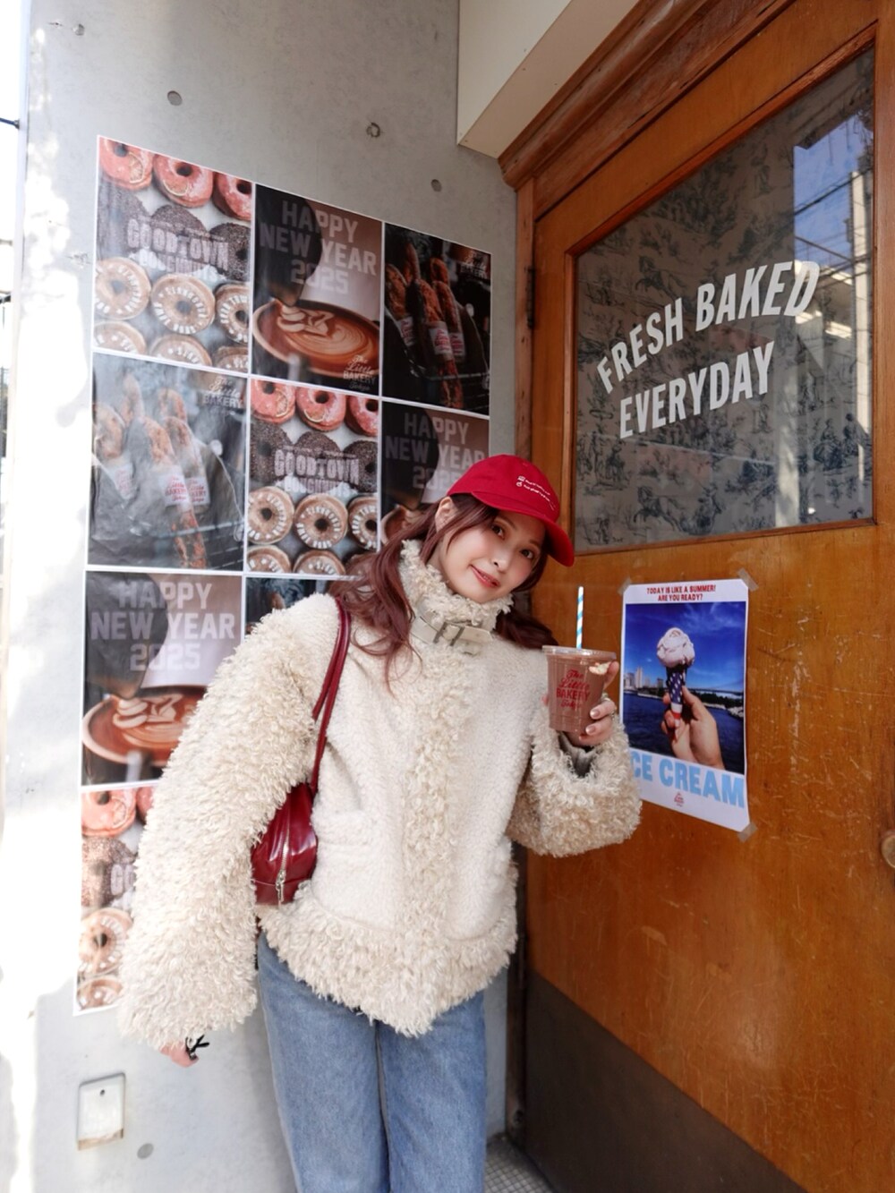 「今日のコーデ、メガネ女子、モノトーン、デニム、adidas、スーパースター、キャップ、休日スタイル、スニーカー」｜「Ungridのボアコンビムートンブルゾン（ムートンコート、ホワイト系）」を使った、maiさん（レディース・162cm）の春コーディネートの4枚目の写真