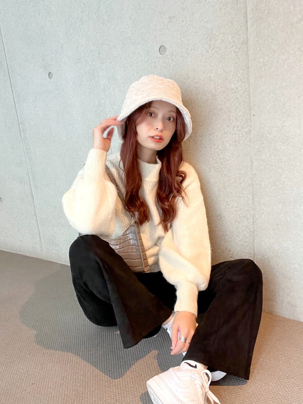 「秋服まるっと大公開、お出かけコーデ、バケットハット、シンプルコーデ、休日スタイル、スニーカー、ニット、モノトーン、モノトーンコーデ、ワントーンコーデ、エアフォースワン、ホワイトコーデ、NIKE」｜「GRLのアイテム（帽子、ホワイト系）」を使った、maiさん（レディース・162cm）の秋コーディネートの3枚目の写真