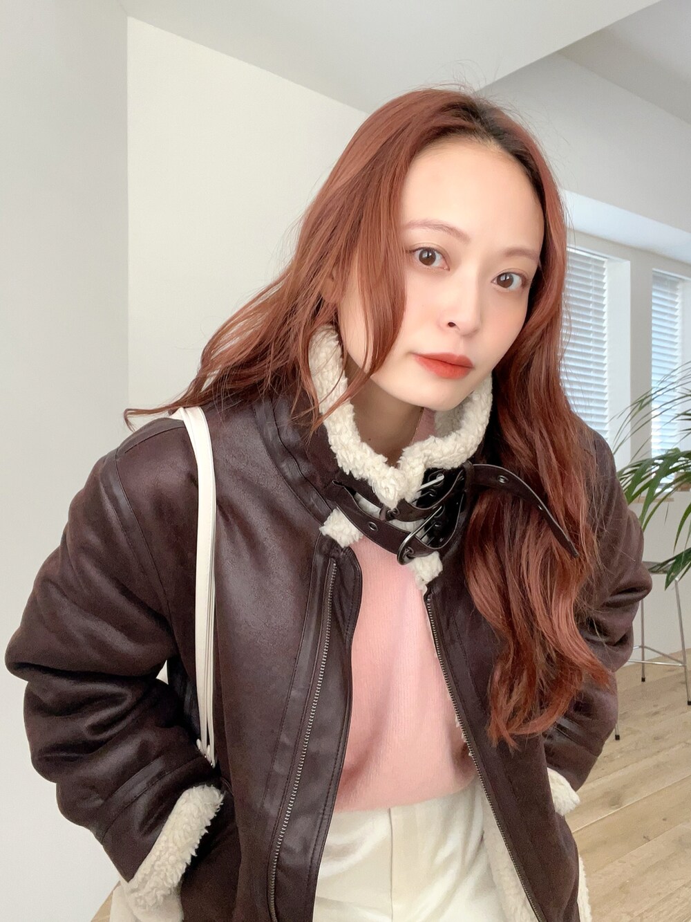 「新星WEARISTAにエントリー、今日のコスメと服、休日スタイル、ホワイトコーデ、クリスマスに着たい服、マイベストコーデ2023、お出かけコーデ、きれいめカジュアル、淡色コーデ、ブーツ、冬コーデ、冬を彩る色いろコーデ」｜「#newansのアイテム（パンツ、ホワイト系）」を使った、maiさん（レディース・162cm）の冬コーディネートの2枚目の写真