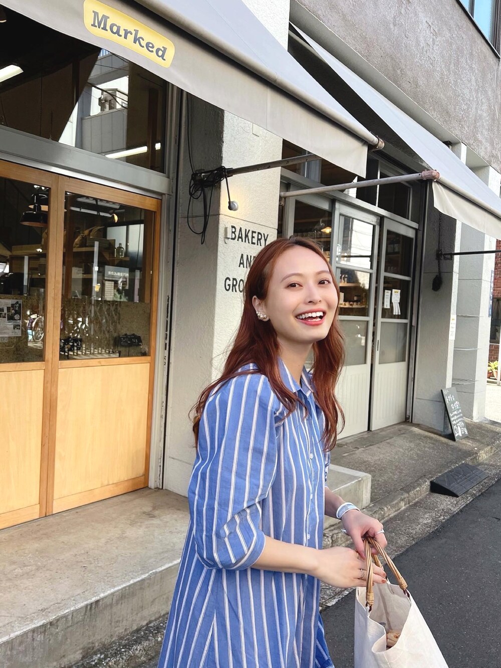 「ストライプ、サンダル、かごバッグ、ワンピース、休日スタイル、カジュアルコーデ、オトナ女子、おでかけコーデ、ローファー、アツいコーデ全部見せ、今日のコスメと服」｜「andcoutureのアイテム（ワンピース/ドレス、ブルー系）」を使った、maiさん（レディース・162cm）の夏コーディネートの2枚目の写真