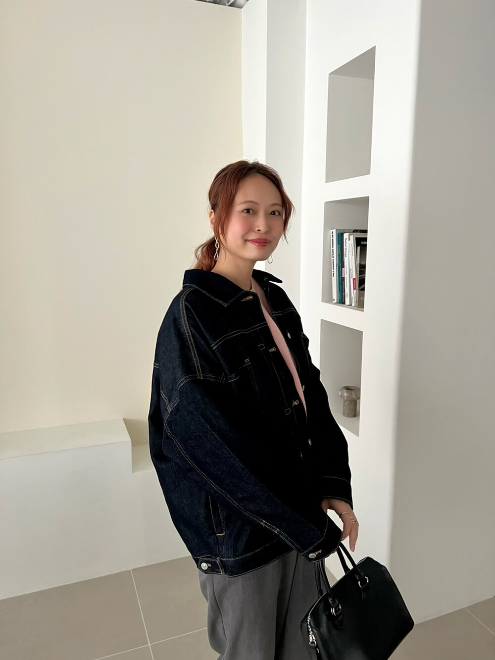「今日のコスメと服、春色、休日スタイル、デニム、スニーカー、春アウター、スポーツミックス、春コーデ、ストリート、春服みてみて、カジュアル、カジュアルコーデ、Gジャン、春のおしゃ見えテクニック」|「UNIQLOのアイテム(ニット/セーター、ピンク系)」を使った、maiさん(レディース・162cm)の冬コーディネートの2枚目の写真