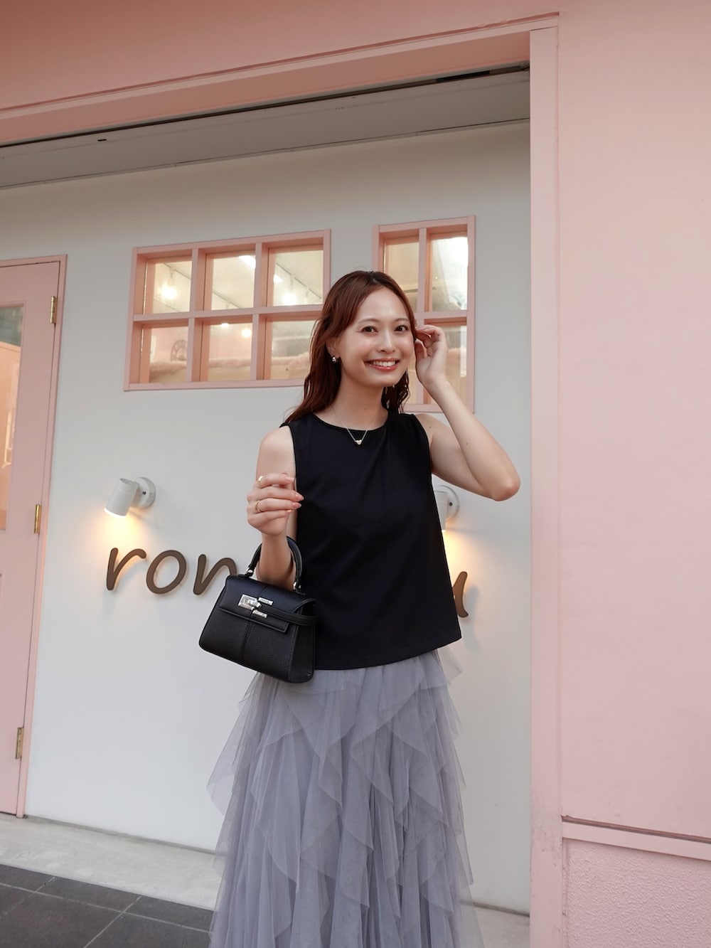 「お出かけコーデ、デートコーデ、ブラック、ブラックコーデ、韓国ファッション、休日スタイル、スニーカー、スニーカーコーデ、チュールスカート、チュール」｜「adidasのadidas アディダス EG4959 SUPERSTAR BLK/WHT（スニーカー、ブラック系）」を使った、maiさん（レディース・162cm）の秋コーディネートの2枚目の写真