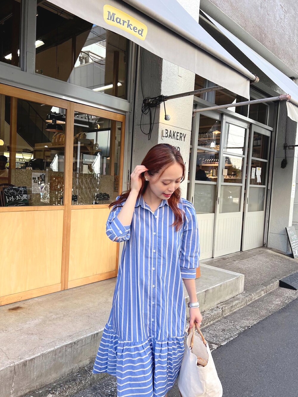 「ストライプ、サンダル、かごバッグ、ワンピース、休日スタイル、カジュアルコーデ、オトナ女子、おでかけコーデ、ローファー、アツいコーデ全部見せ、今日のコスメと服」｜「andcoutureのアイテム（ワンピース/ドレス、ブルー系）」を使った、maiさん（レディース・162cm）の夏コーディネートの3枚目の写真
