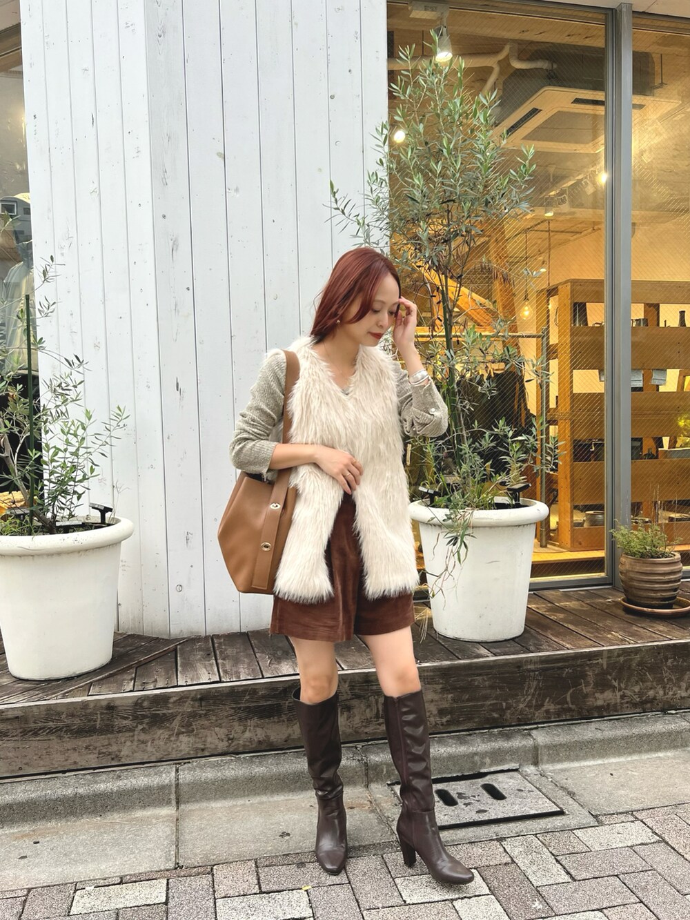 「重ね着ベストシーズン、今日のコスメと服、キレイめカジュアル、ニット、淡色コーデ、ファーベスト、ファー、ベスト、ブーツ、ロングブーツ、レイヤードスタイル、お出かけコーデ、秋のコーデ」｜「moment+の【村上愛花さん着用アイテム】Vネックロングフェイクファーベスト（ベスト、ホワイト系）」を使った、maiさん（レディース・162cm）の秋コーディネートの3枚目の写真