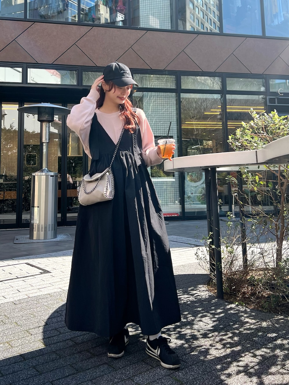 「春のおしゃ見えテクニック、春服みてみて、キャミワンピ、パステルカラー、レイヤードスタイル、お出かけコーデ、ピンク、シンプルコーデ、大人カジュアル、春色、今日のコーデ、コルテッツ、Ungrid、春のNewスタイル」｜「NIKEのNIKE ナイキ CLASSIC CORTEZ NYLON クラシック コルテッツ ナイロン 807472-011 16SP 011BK/WHT（スニーカー、ブラック系）」を使った、maiさん（レディース・162cm）の春コーディネートの3枚目の写真