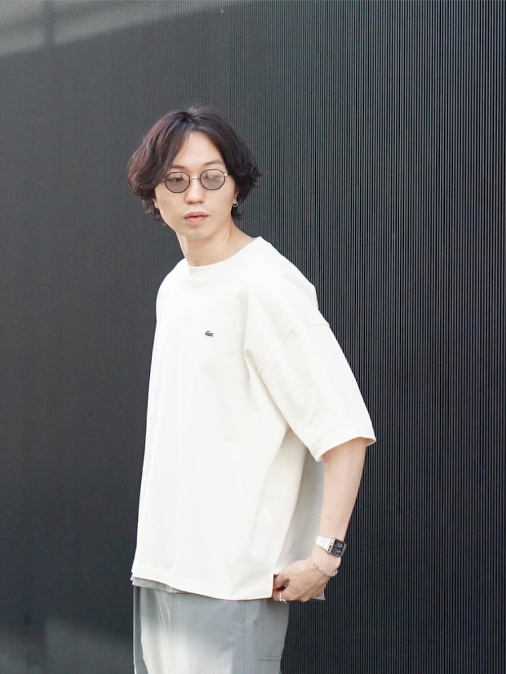 ホワイト系のTシャツ/カットソー、グリーン系のその他パンツ、ホワイト系のサンダルを着用したメンズの春コーディネートの3枚目の写真
