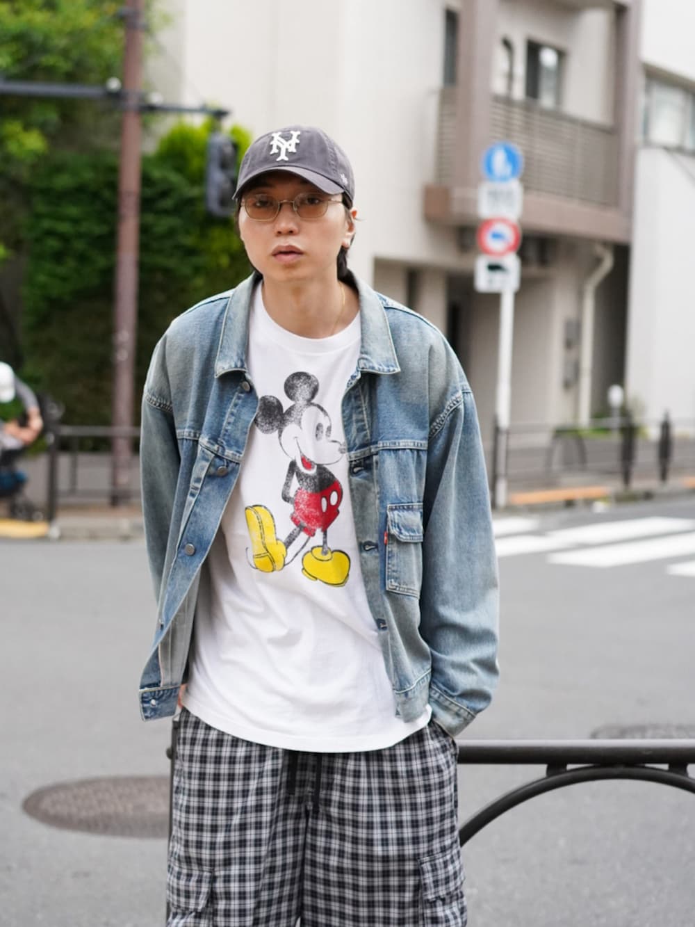 「サングラス、レイヤードスタイル、ワイドパンツ、春夏コーデ、キャップ、淡色コーデ、シンプルコーデ、きれいめカジュアル、カーゴパンツ、休日スタイル、デニム、お出かけコーデ、古着MIX、ローファー、やっぱり帽子が好き」｜「Levi'sのアイテム（デニムジャケット、ブルー系）」を使った、SUDOさん（骨格ストレート・メンズ・186cm）の春コーディネートの3枚目の写真