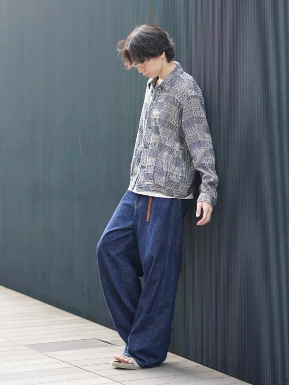 ブルー系のジャケット/アウター、ブルー系のデニムパンツ、ベージュ系のサンダルを着用したメンズの夏コーディネートの3枚目の写真