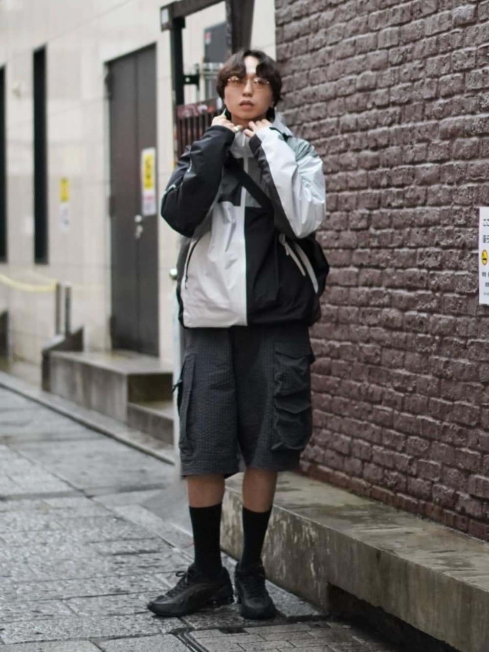 その他のジャケット/アウター、ブラック系のショルダーバッグ、ブラック系のその他パンツを着用したメンズの春コーディネートの2枚目の写真