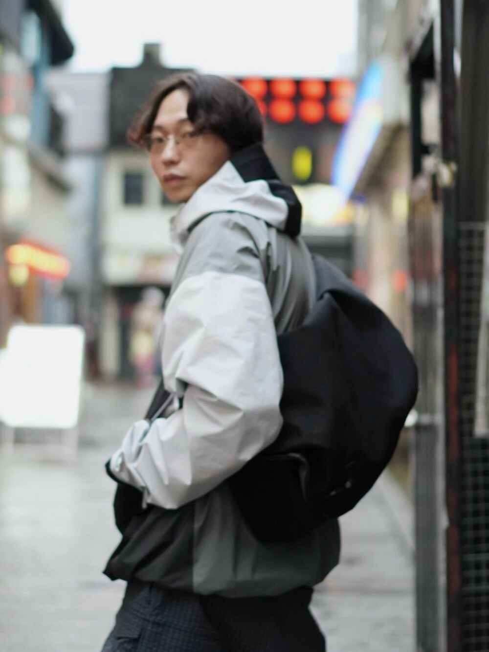 その他のジャケット/アウター、ブラック系のショルダーバッグ、ブラック系のその他パンツを着用したメンズの春コーディネートの6枚目の写真