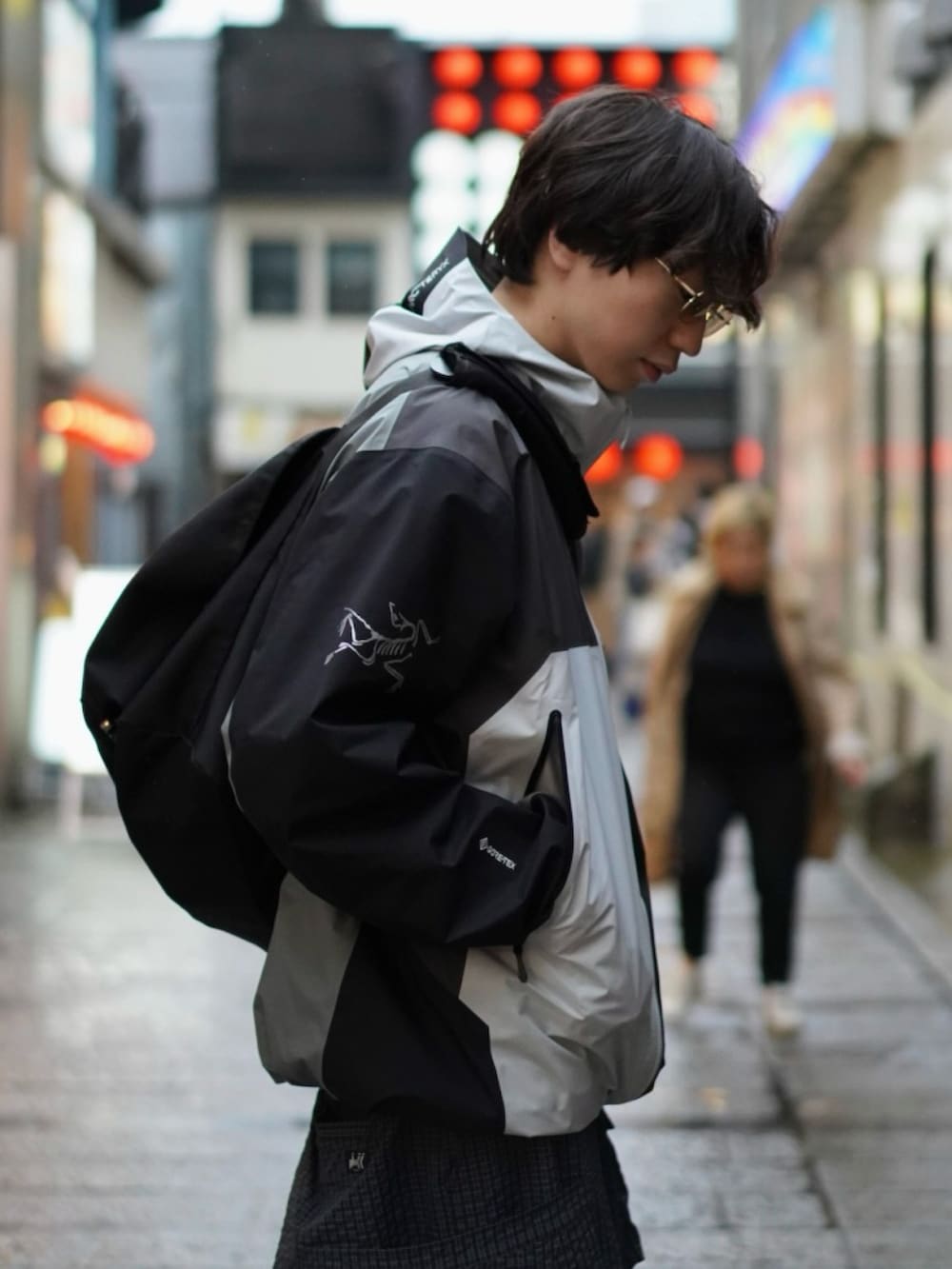 その他のジャケット/アウター、ブラック系のショルダーバッグ、ブラック系のその他パンツを着用したメンズの春コーディネートの7枚目の写真