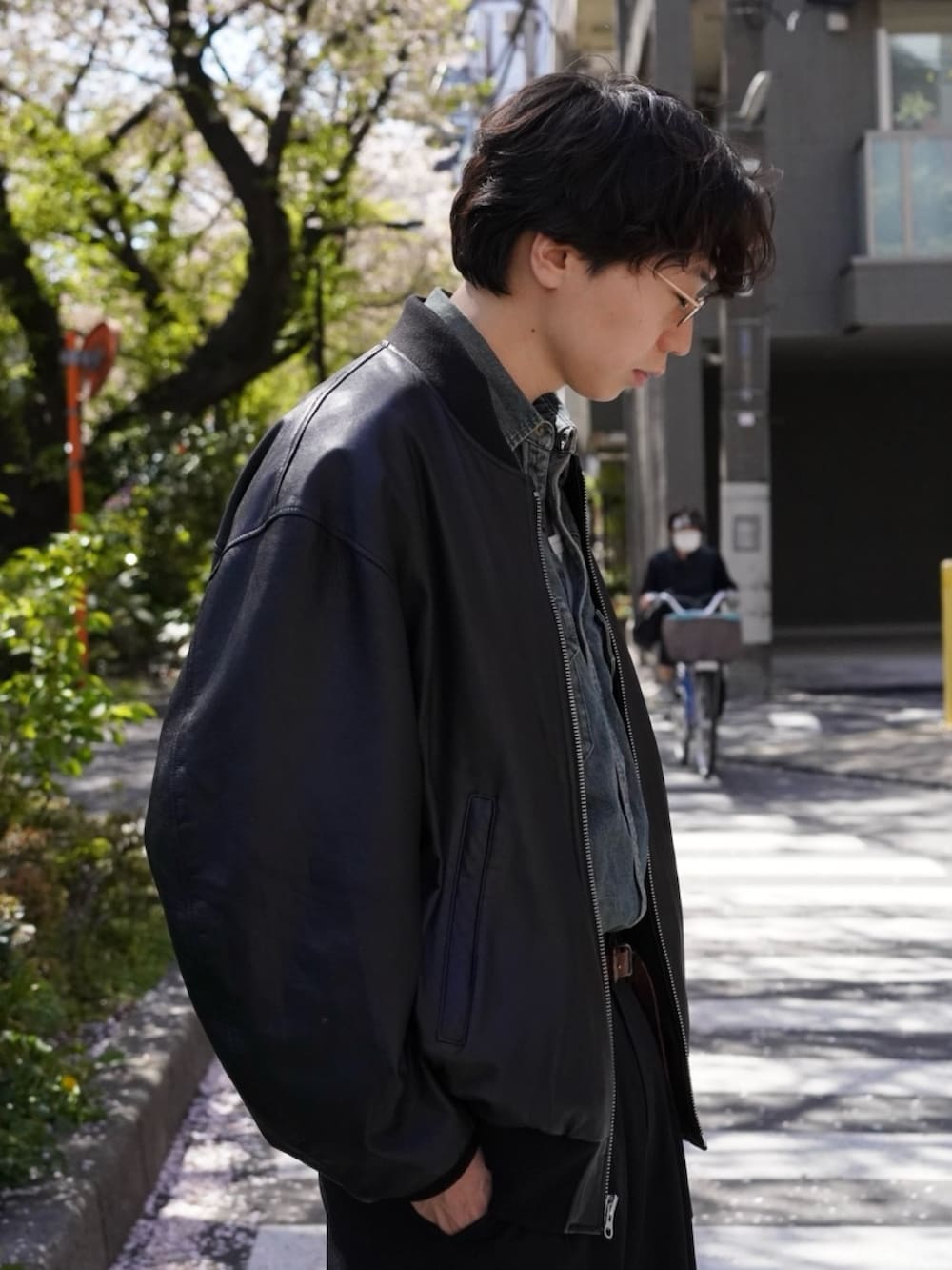 「デニムシャツ、春色、春めき満開コーデ、韓国ファッション、休日スタイル、デートコーデ、お出かけコーデ、スラックス、モノトーン、大人カジュアル、フレアパンツ、革靴、ワイドパンツ、サングラス、メガネ男子」｜「BEAMSのレザー ボマージャケット（ブルゾン、ブラック系）」を使った、SUDOさん（骨格ストレート・メンズ・186cm）の春コーディネートの2枚目の写真