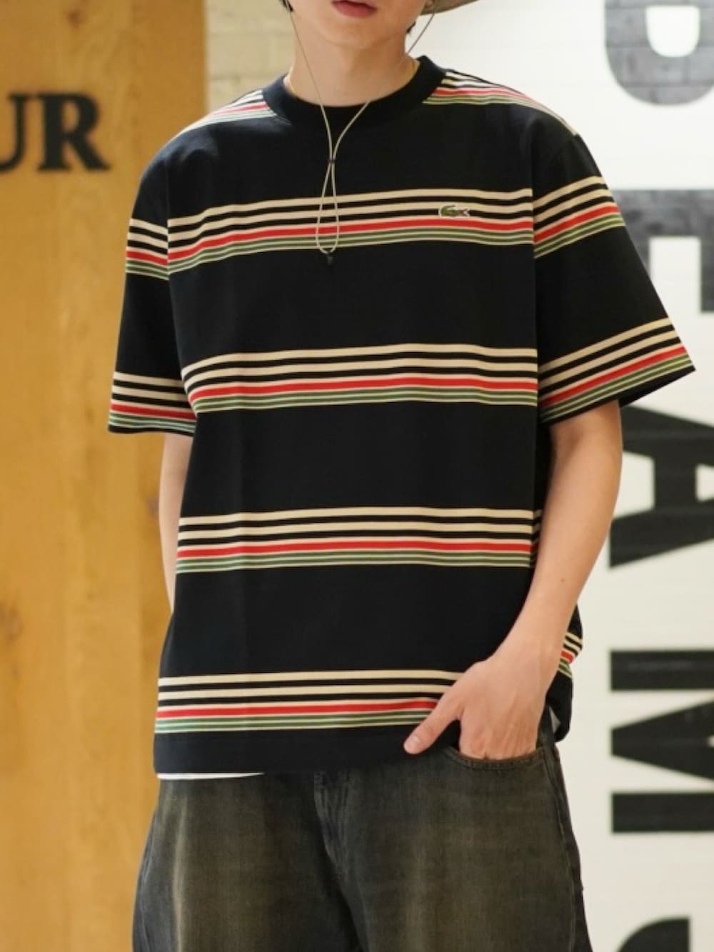 「サングラス、ワイドパンツ、韓国ファッション、最近のいい感じコーデ、メガネ男子、スポーツミックス、春夏コーデ、きれいめカジュアル、休日スタイル、デニム、お出かけコーデ」｜「LACOSTEの【別注】LACOSTE / ボーダーTシャツ（Tシャツ/カットソー、ブラック系）」を使った、SUDOさん（骨格ストレート・メンズ・186cm）の春コーディネートの4枚目の写真