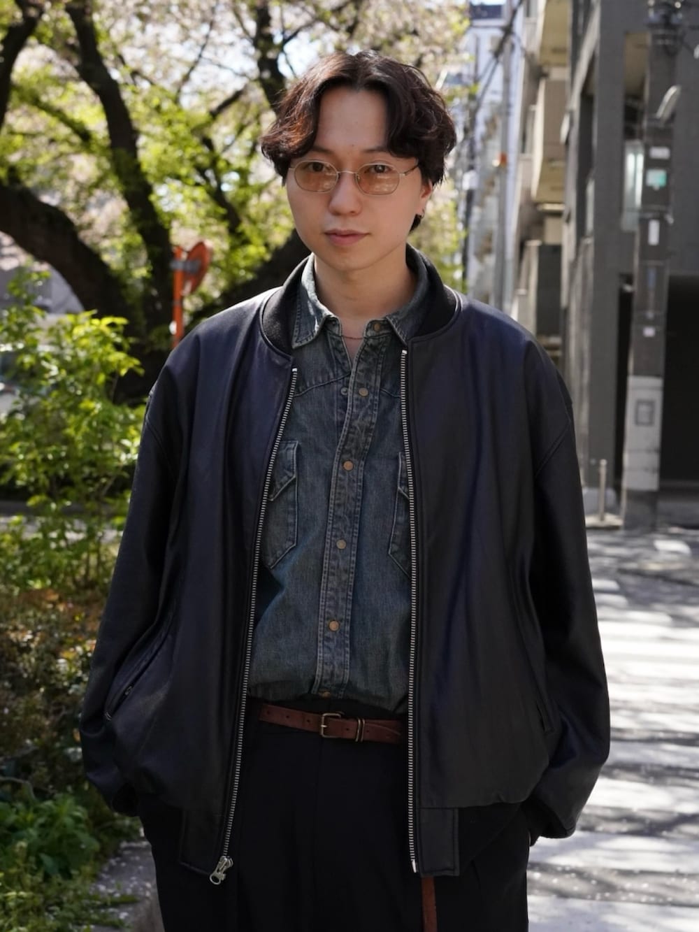 「デニムシャツ、春色、春めき満開コーデ、韓国ファッション、休日スタイル、デートコーデ、お出かけコーデ、スラックス、モノトーン、大人カジュアル、フレアパンツ、革靴、ワイドパンツ、サングラス、メガネ男子」｜「BEAMSのレザー ボマージャケット（ブルゾン、ブラック系）」を使った、SUDOさん（骨格ストレート・メンズ・186cm）の春コーディネートの3枚目の写真