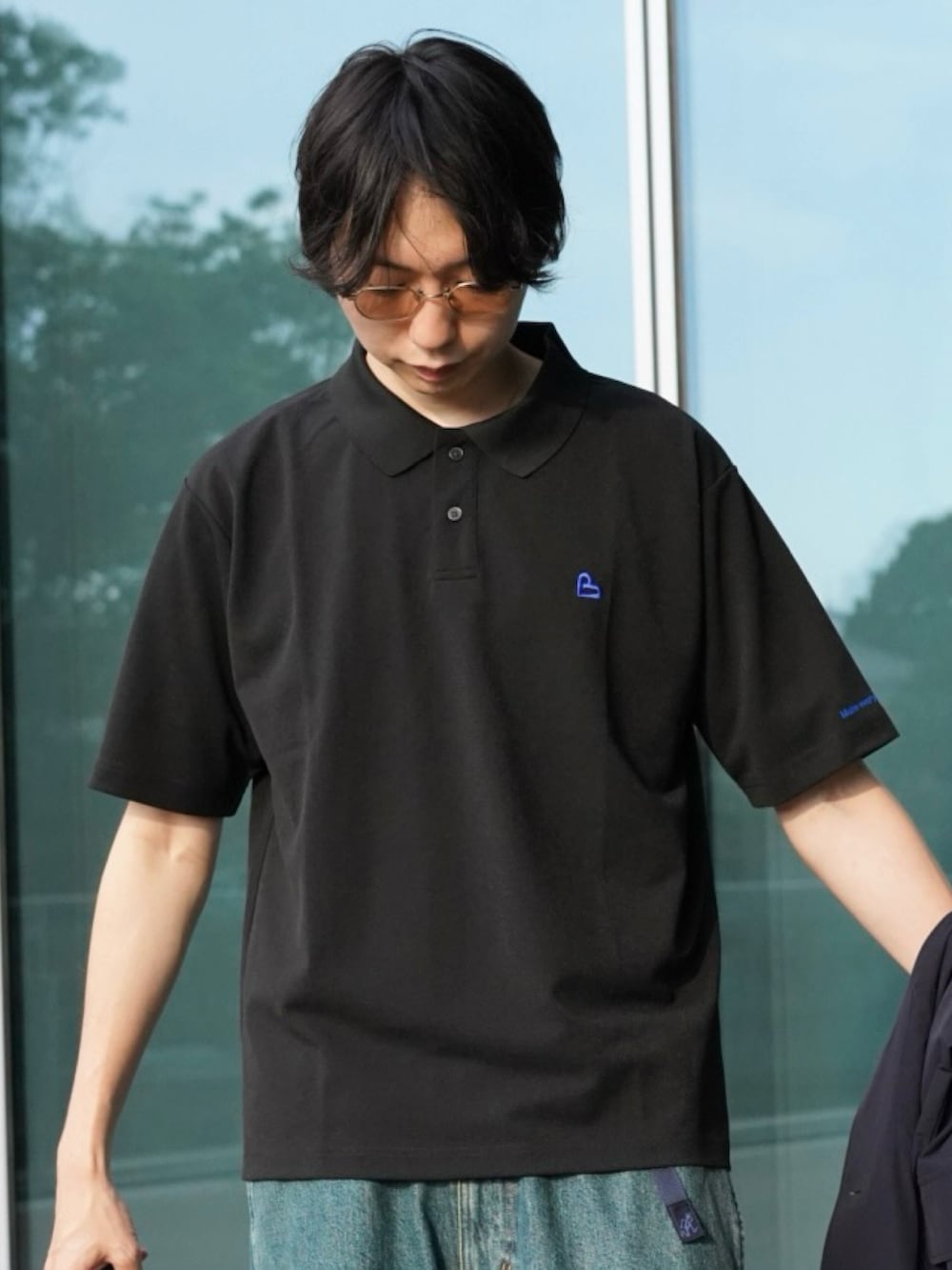 「夏コーデ、韓国ファッション、サンダル、ポロシャツ、お出かけコーデ、休日スタイル、カーゴパンツ、サングラス、デニム、シンプルコーデ」｜「BEAMSの撥水 テック ブレザー ジャケット（テーラードジャケット、ブルー系）」を使った、SUDOさん（骨格ストレート・メンズ・186cm）の夏コーディネートの8枚目の写真