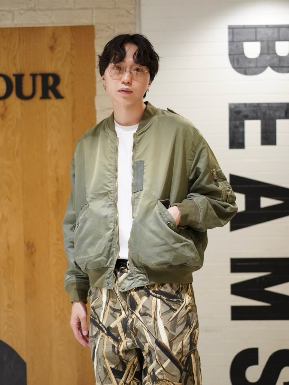「ジャケット、春色、春めき満開コーデ、大人カジュアル、メガネ男子、休日スタイル、デートコーデ、カーゴパンツ、お出かけコーデ、アウトドアスタイル、ミリタリー、ミリタリージャケット、MA-1」｜「orSlowのアイテム（パンツ、その他）」を使った、SUDOさん（骨格ストレート・メンズ・186cm）の春コーディネートの5枚目の写真