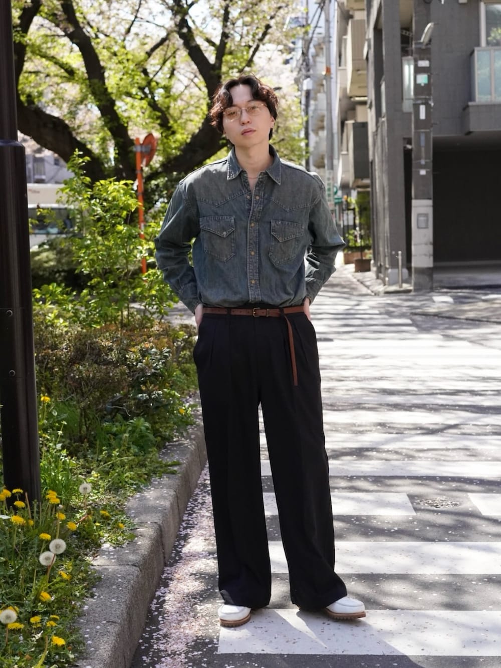 「デニムシャツ、春色、春めき満開コーデ、韓国ファッション、休日スタイル、デートコーデ、お出かけコーデ、スラックス、モノトーン、大人カジュアル、フレアパンツ、革靴、ワイドパンツ、サングラス、メガネ男子」｜「BEAMSのレザー ボマージャケット（ブルゾン、ブラック系）」を使った、SUDOさん（骨格ストレート・メンズ・186cm）の春コーディネートの6枚目の写真