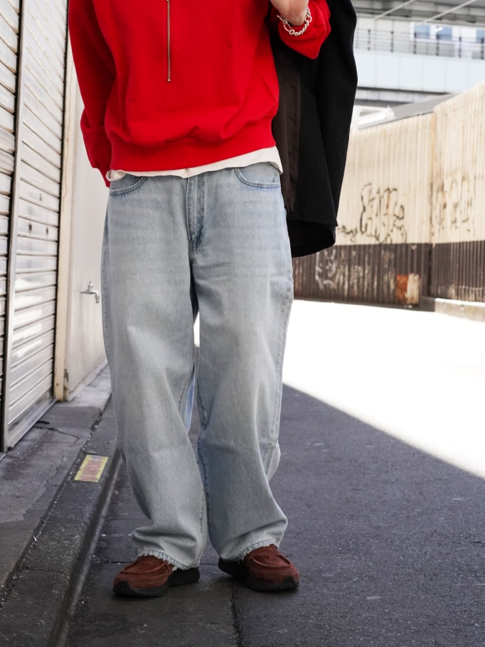 「ローファー、メガネ男子、春色、きれいめカジュアル、休日スタイル、スニーカー、ワイドパンツ、デニム、レイヤードスタイル、ジャケットスタイル、赤」｜「sage de cretのsage de cret × BEAMS PLUS / 別注 6 Button Double Breasted Jacket Stripe（テーラードジャケット、ブルー系）」を使った、SUDOさん（骨格ストレート・メンズ・186cm）の冬コーディネートの8枚目の写真