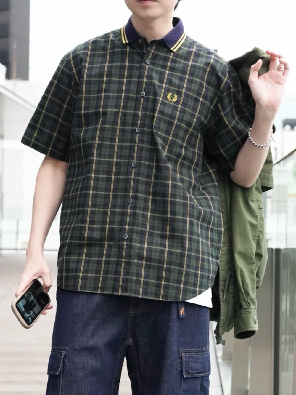 「ハーフパンツ、春色、春めき満開コーデ、淡色コーデ、韓国ファッション、休日スタイル、デートコーデ、カーゴパンツ、お出かけコーデ、チェック、アウトドアスタイル、大人カジュアル、メガネ男子、ミリタリー」｜「BEAMSのバックサテン レイヤード M-65 ブルゾン（ブルゾン、グリーン系）」を使った、SUDOさん（骨格ストレート・メンズ・186cm）の春コーディネートの3枚目の写真
