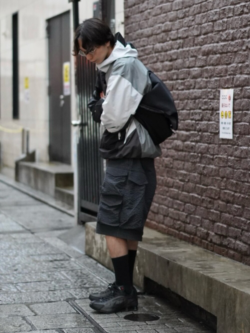 その他のジャケット/アウター、ブラック系のショルダーバッグ、ブラック系のその他パンツを着用したメンズの春コーディネートの4枚目の写真