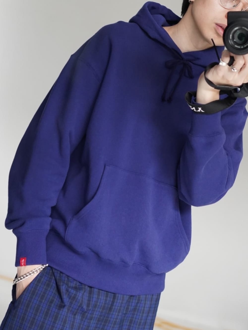 「スウェット、春服コーデ、メガネ男子、春アウター、モード、レイヤード、キレイめカジュアル、春色、レザー、チェック、カーゴパンツ、休日スタイル、ストリート」｜「BEAMSのユーズド加工 レザー ショートブルゾン（ライダースジャケット、ブラック系）」を使った、SUDOさん（骨格ストレート・メンズ・186cm）の春コーディネートの7枚目の写真