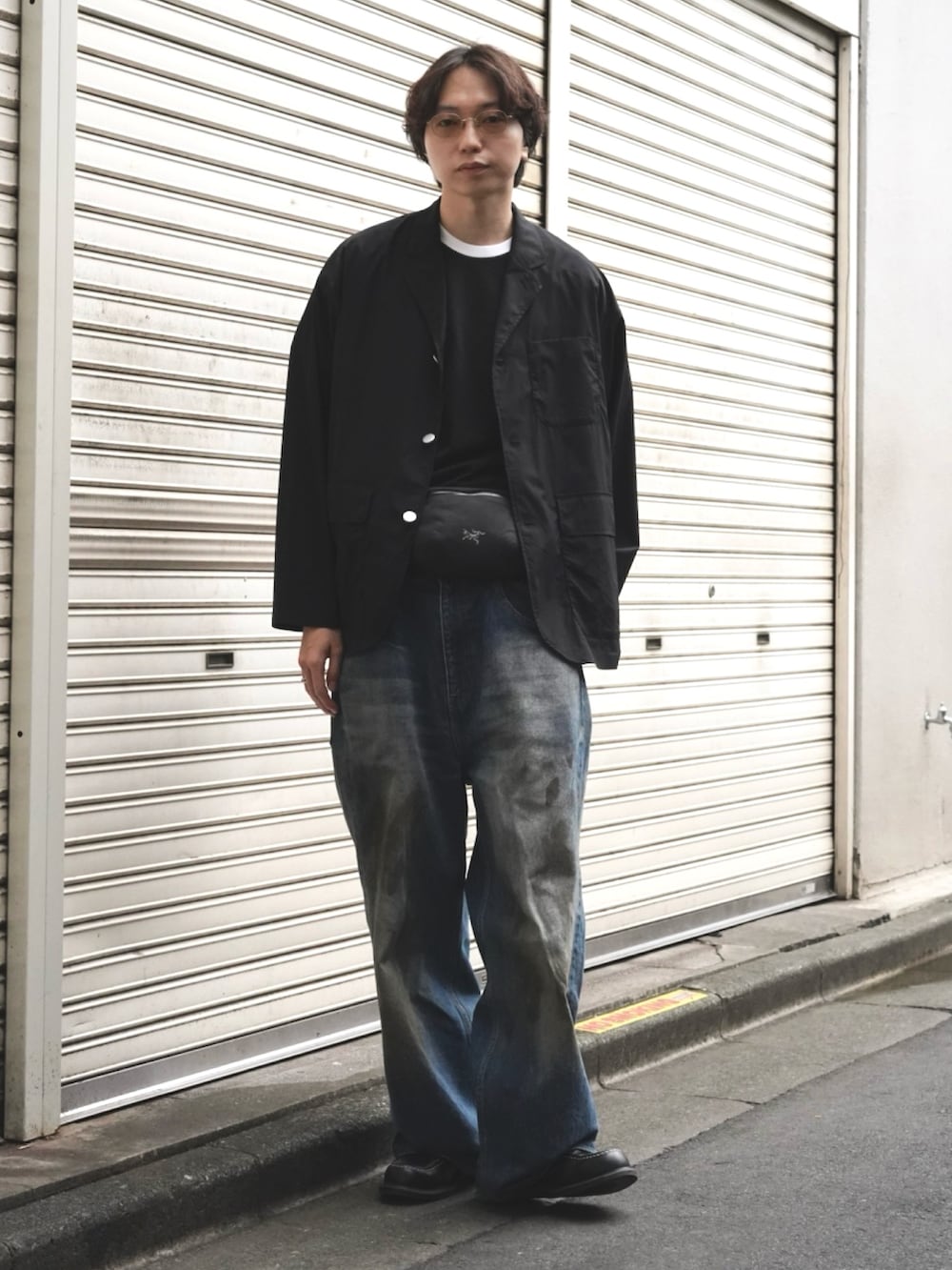 「ショルダーバッグ、古着MIX、最近のいい感じコーデ、大人カジュアル、メガネ男子、スポーツミックス、春夏コーデ、シンプルコーデ、レイヤードスタイル、韓国ファッション、きれいめカジュアル、休日スタイル、デニム、サングラス、ワイドパンツ」｜「ARC'TERYXのARC'TERYX / Granville Crossbody Bag（ボディバッグ/ウエストポーチ、ブラック系）」を使った、SUDOさん（骨格ストレート・メンズ・186cm）の春コーディネートの2枚目の写真