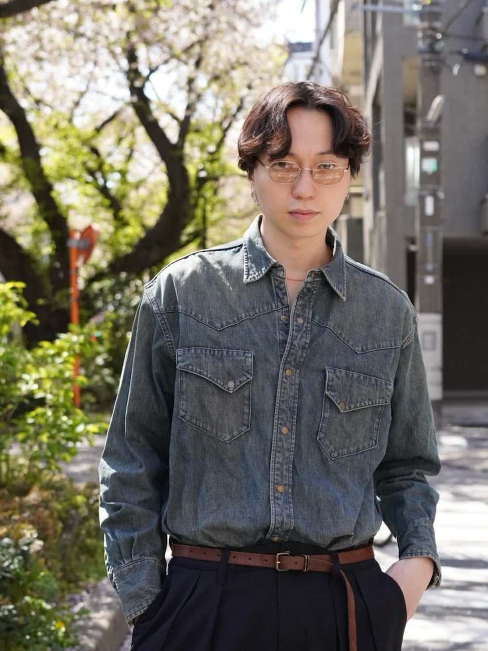 「デニムシャツ、春色、春めき満開コーデ、韓国ファッション、休日スタイル、デートコーデ、お出かけコーデ、スラックス、モノトーン、大人カジュアル、フレアパンツ、革靴、ワイドパンツ、サングラス、メガネ男子」｜「BEAMSのレザー ボマージャケット（ブルゾン、ブラック系）」を使った、SUDOさん（骨格ストレート・メンズ・186cm）の春コーディネートの5枚目の写真
